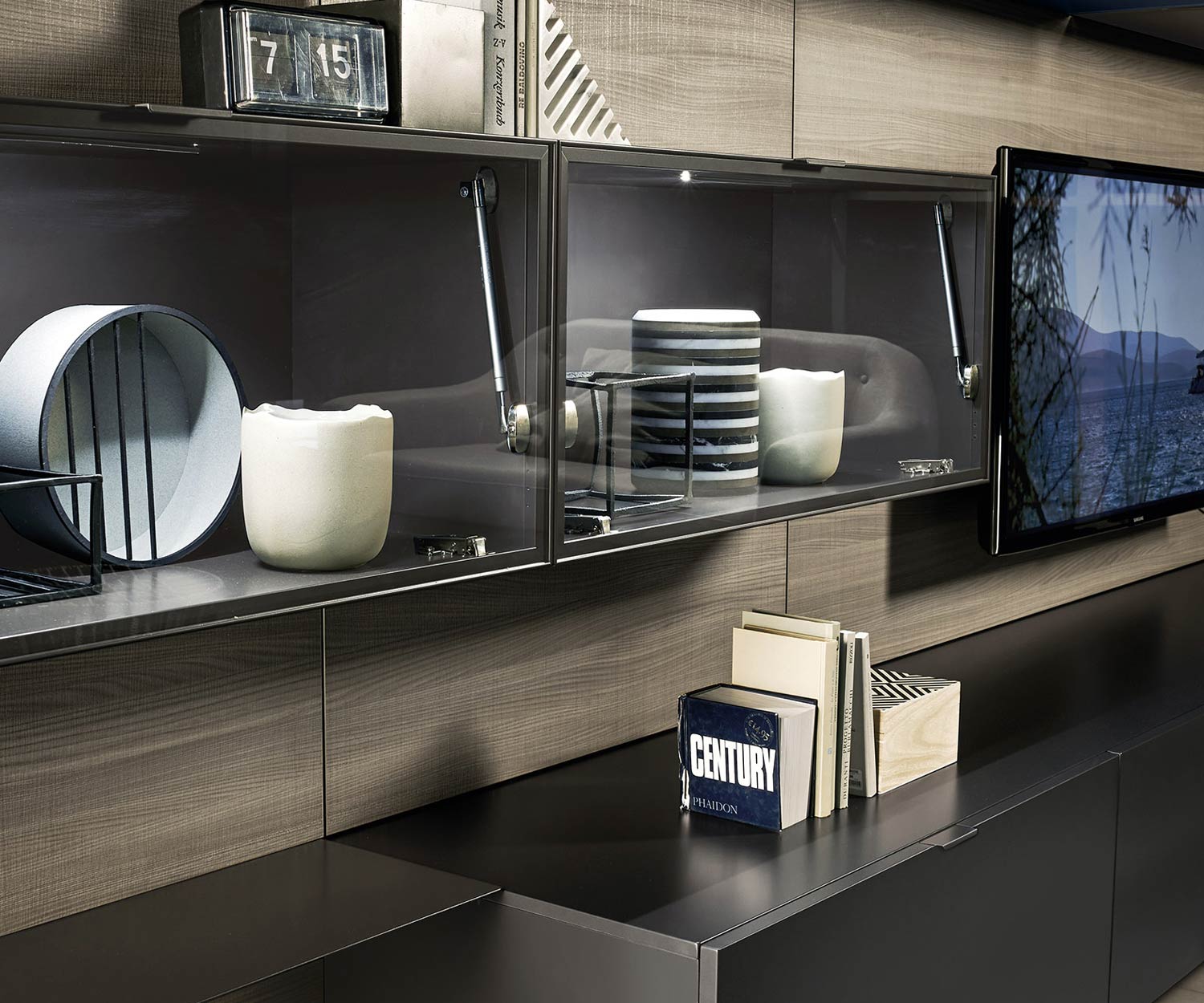 Modern Livitalia C36 wandmeubel met wandpaneel in iepenhout Modern Livitalia C36 wandmeubel met wandpaneel in iepenhout