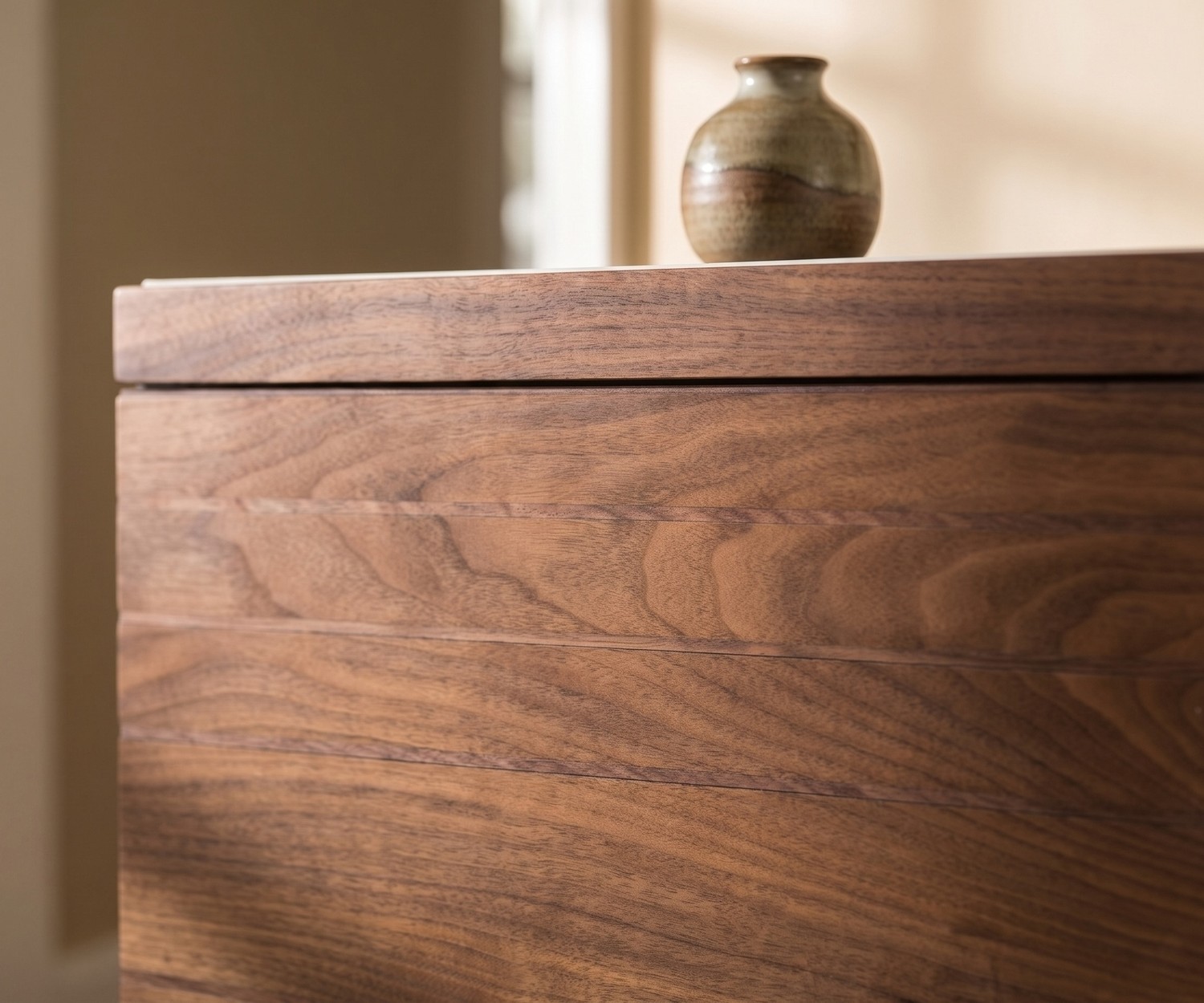 al2 o-rizon 003 houten dressoir al2 o-rizon 003 design dressoir van walnoothout voor de woonkamer, close-up van het front met horizontale houten latten.