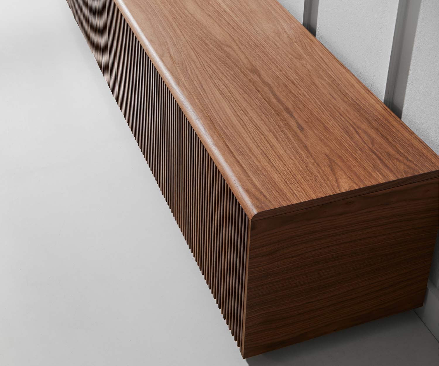 Design TV design lowboard Detailranden van echt houtfineer korpus afgewerkt met walnoot