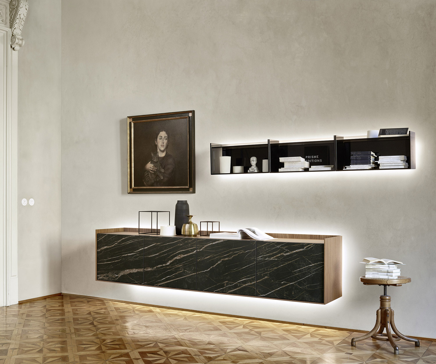 Exclusieve Livitalia design glazen wandplank in de woonkamer boven een hangend dressoir