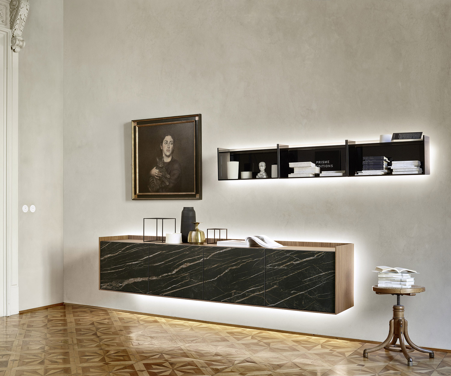 Exclusieve Livitalia design glazen wandplank in de woonkamer boven een hangend dressoir Exclusieve Livitalia design glazen wandplank in de woonkamer boven een hangend dressoir