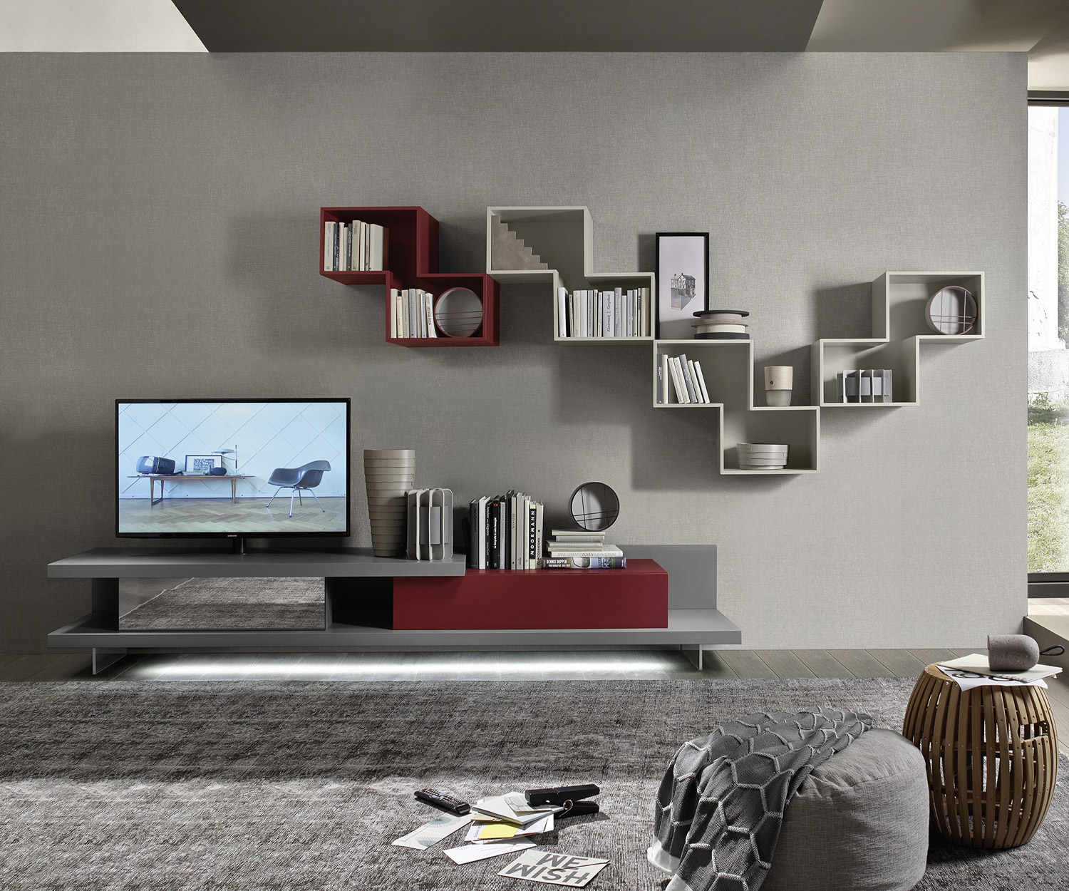 Tetris design plankmodules als grote wandplank boven een design lowboard Tetris design plankmodules als grote wandplank boven een design lowboard