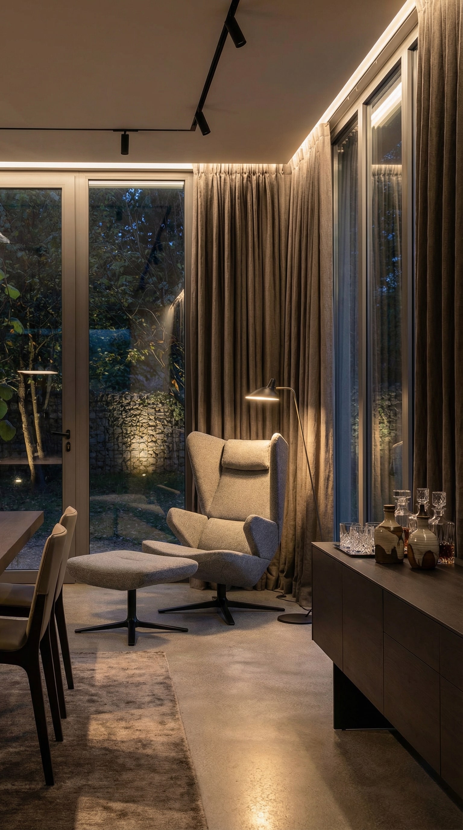 Prostoria Fauteuil Trifidae in grijs met bijpassende poef in een moderne woonruimte Prostoria Fauteuil Trifidae in grijs met bijpassende poef in een moderne woonruimte