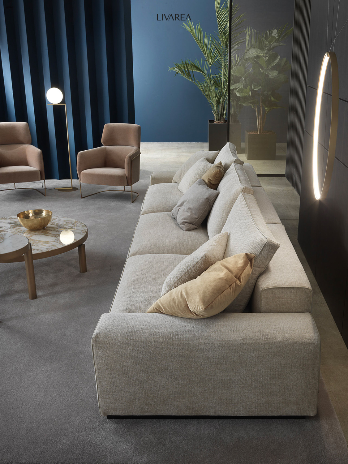 Comfortabele 3-zitsbank met armleuningen Woonkamer met salontafel bijzettafel fauteuil Woongedeelte