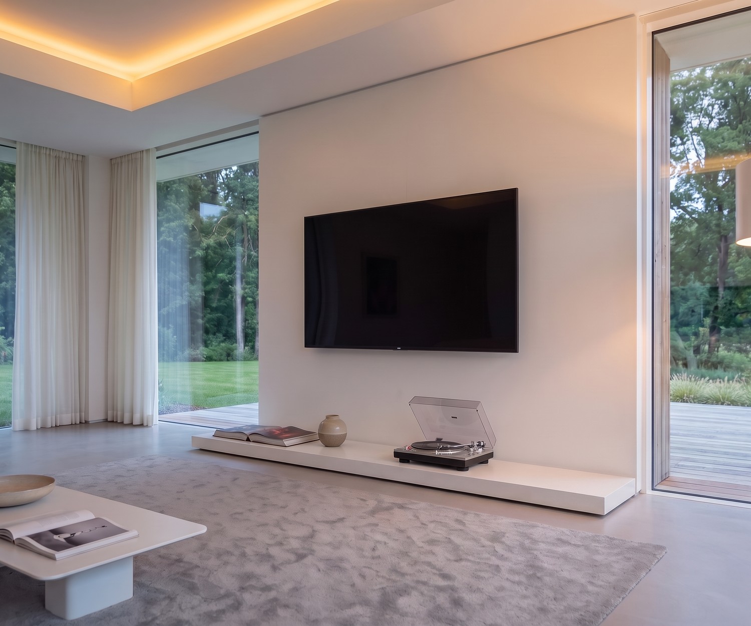 Lage Livitalia Easy TV-sokkel bank in mat wit in een minimalistische, moderne woonkamer.