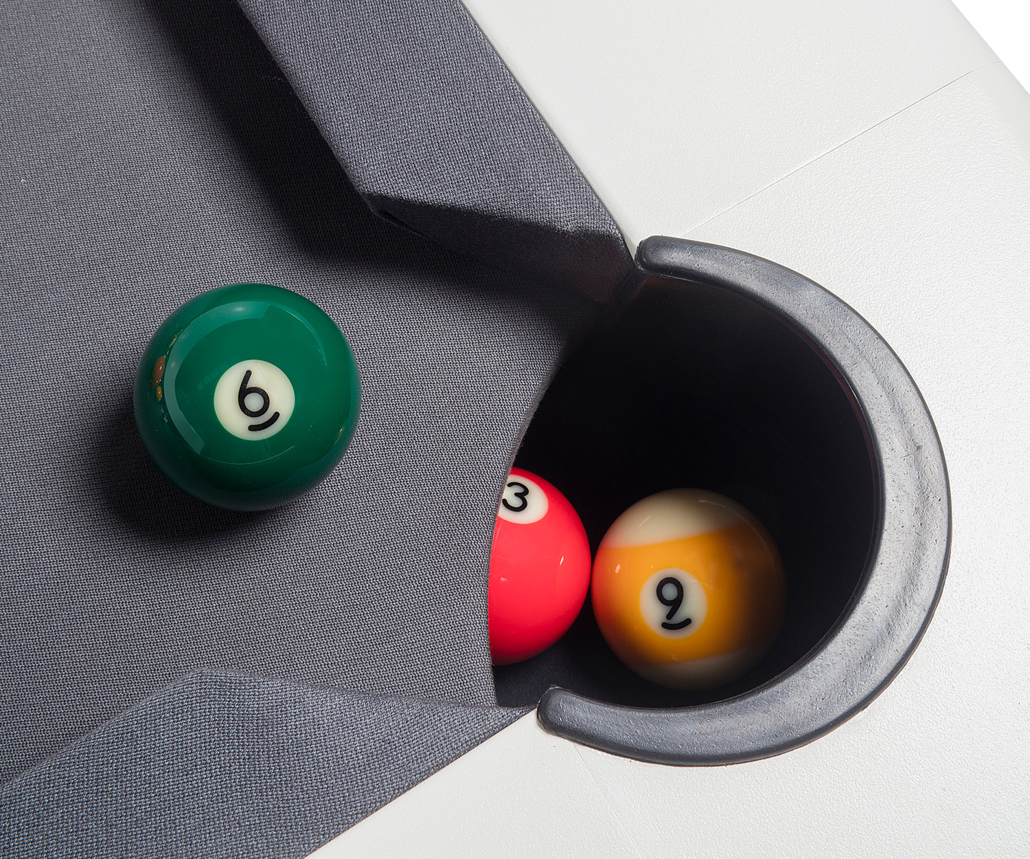 Grijze stoffen bekleding van de RS Barcelona Diagonal biljarttafel in detail het hoekvak  Grijze stoffen bekleding van de RS Barcelona Diagonal biljarttafel in detail het hoekvak