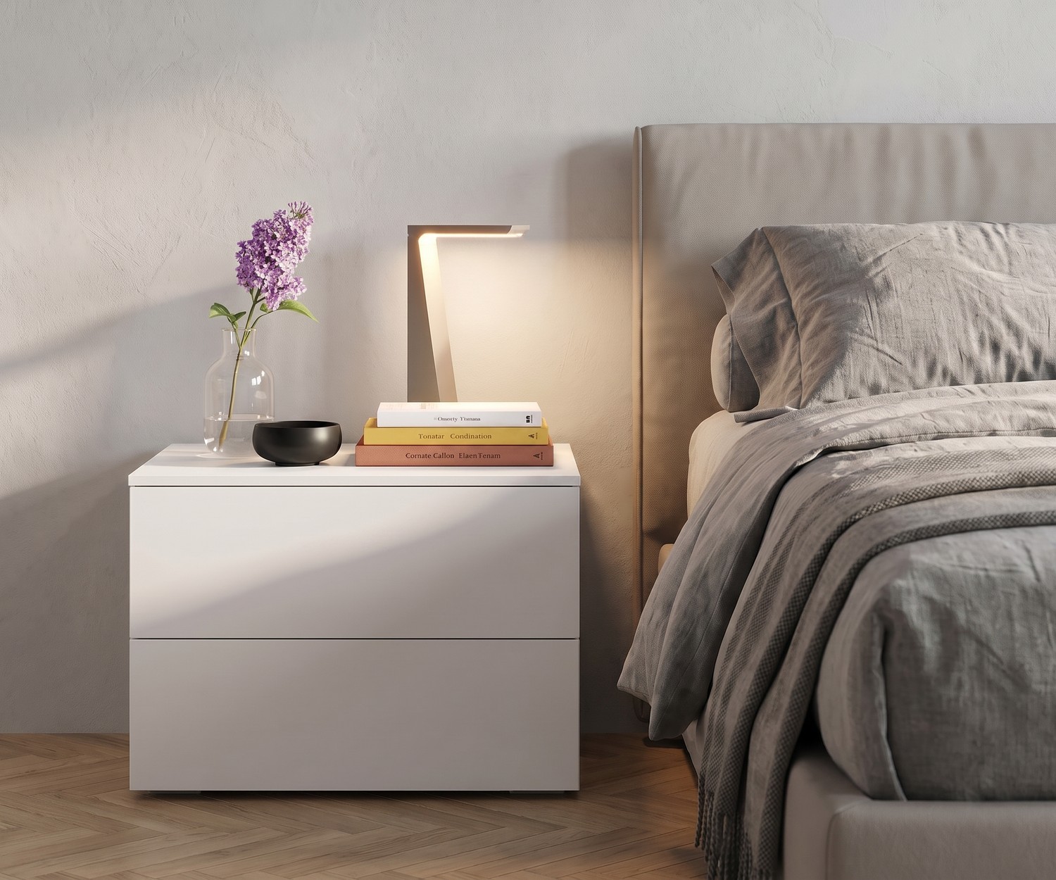 Livitalia Atena nachtkastje met laden in de slaapkamer, wit modern ladekastje naast een beige gestoffeerd bed