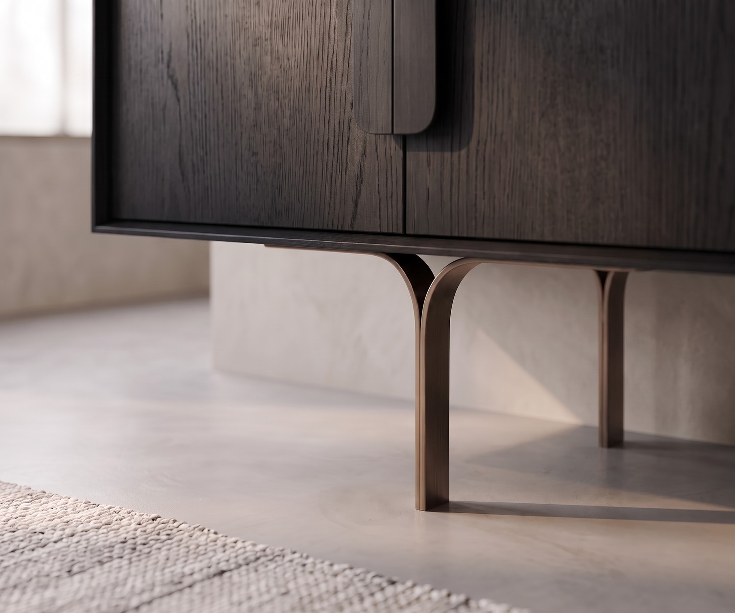 al2 Mobius 003 design dressoir van donker eikenhout in een minimalistische woonkamer onder een grote ronde wandspiegel.