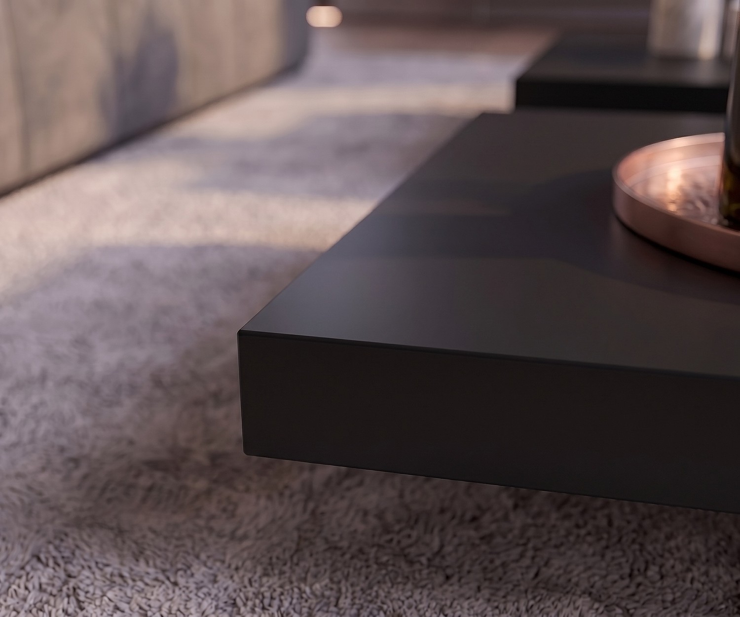 Livitalia Low salontafel in de woonkamer, strak mat zwart ontwerp op een licht hoogpolig kleed.