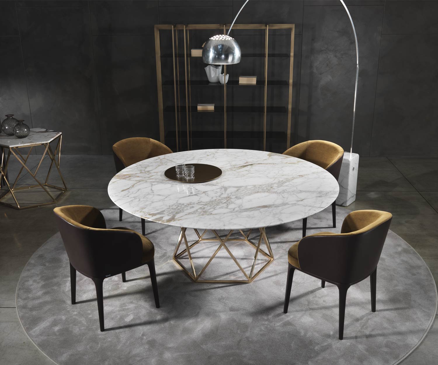 Ontwerp luxe eettafel Marelli Tatlin marmer met stoelen in de eetkamer Ontwerp luxe eettafel Marelli Tatlin marmer met stoelen in de eetkamer
