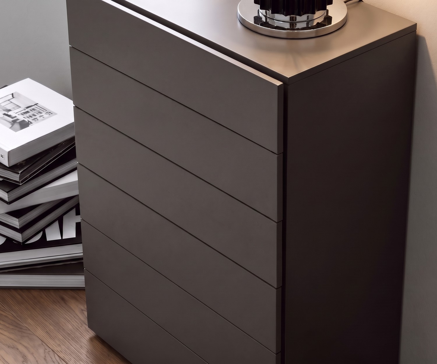 Novamobili Easy hoge ladenkast voor de slaapkamer in donkergrijs, moderne greeploze commode met 6 laden.