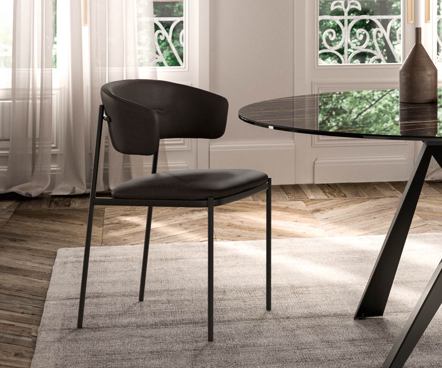 Hoogwaardige metalen stoel met leren bekleding Hoogwaardige metalen stoel met leren bekleding