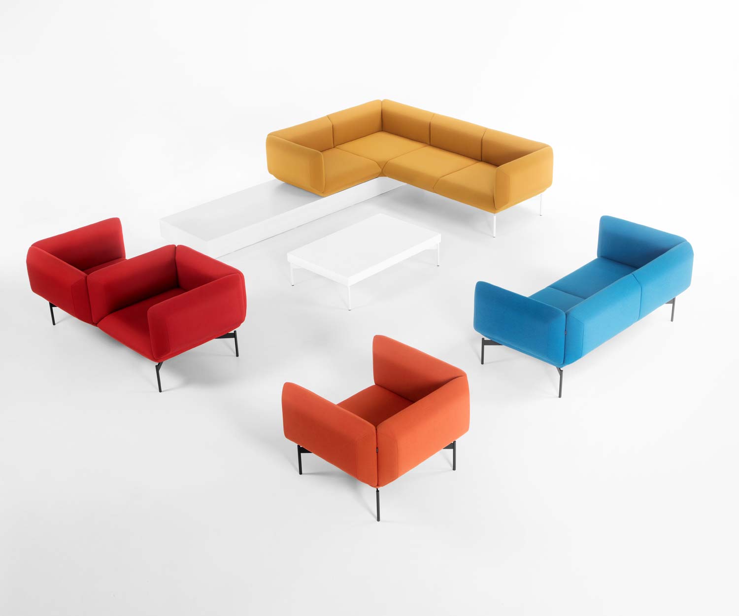 Ensemble van Prostoria Segment fauteuils en banken in geel, rood, blauw en oranje Ensemble van Prostoria Segment fauteuils en banken in geel, rood, blauw en oranje