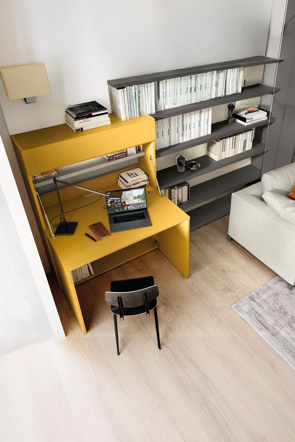 geel-highboard-met-bureaufunctie-naast-een-open-wandrek-en-lichte-bank