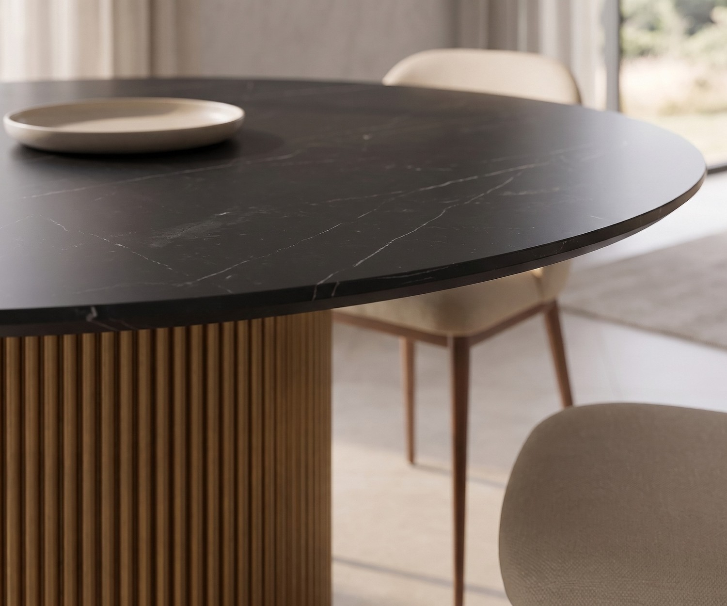 al2 dakry br 001 Ronde eettafel met geribbelde houten voet al2 dakry br 001 ronde eettafel voor de eetkamer met zwart keramisch blad in marmerlook en geribbelde houten zuilvoet