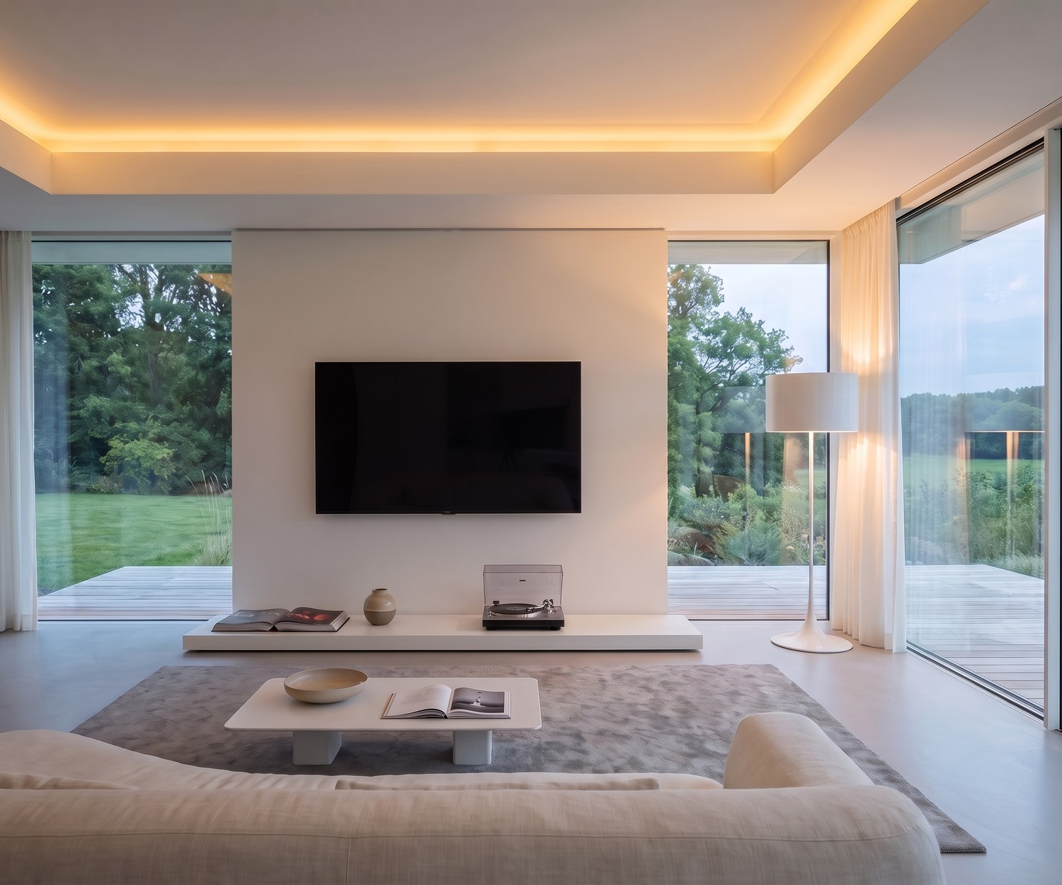 Lage Livitalia Easy TV-sokkel bank in mat wit in een minimalistische, moderne woonkamer.