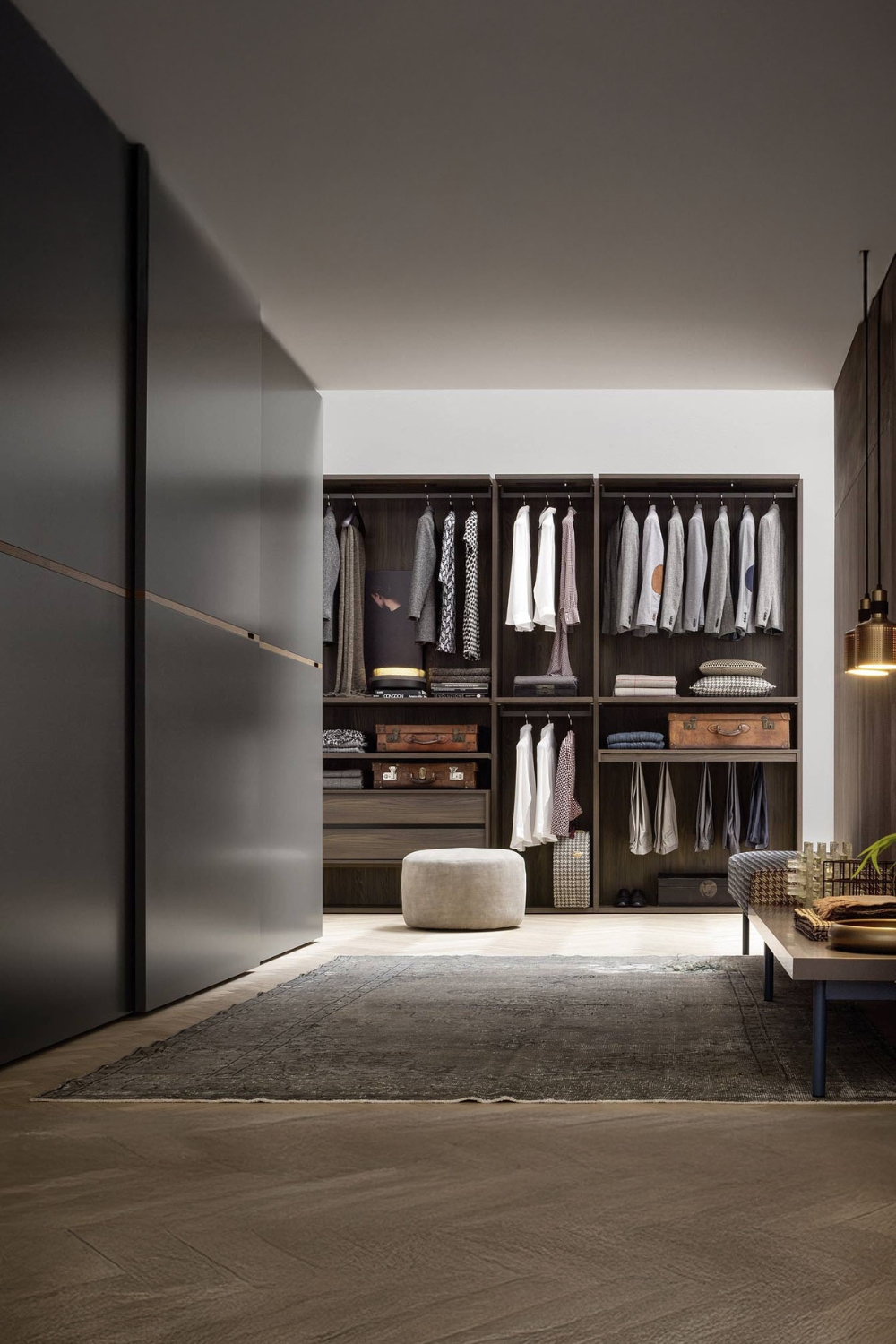 accessoires-gestructureerd-in-de-kledingkast-ordenen