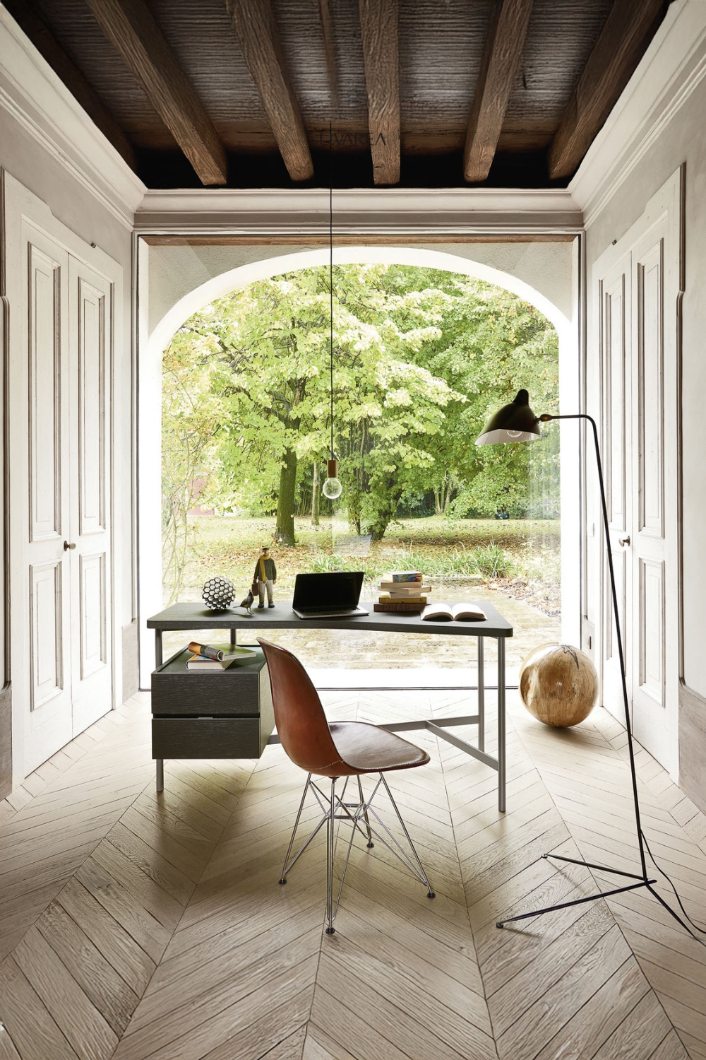 werkkamer-met-minimalistisch-bureau-eenvoudige-stoel-moderne-staande-lamp-en-uitzicht-op-een-tuin