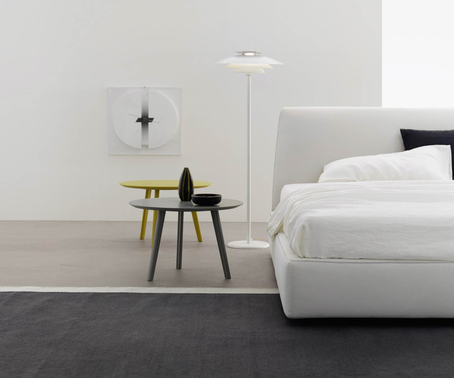 Livitalia Design bijzettafel Trio naast een bed in de slaapkamer