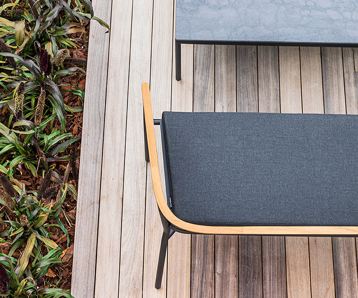 Exclusieve Oasiq 2 zits design tuinbank Riad antraciet aluminium frame Exclusieve Oasiq 2 zits design tuinbank Riad antraciet aluminium frame