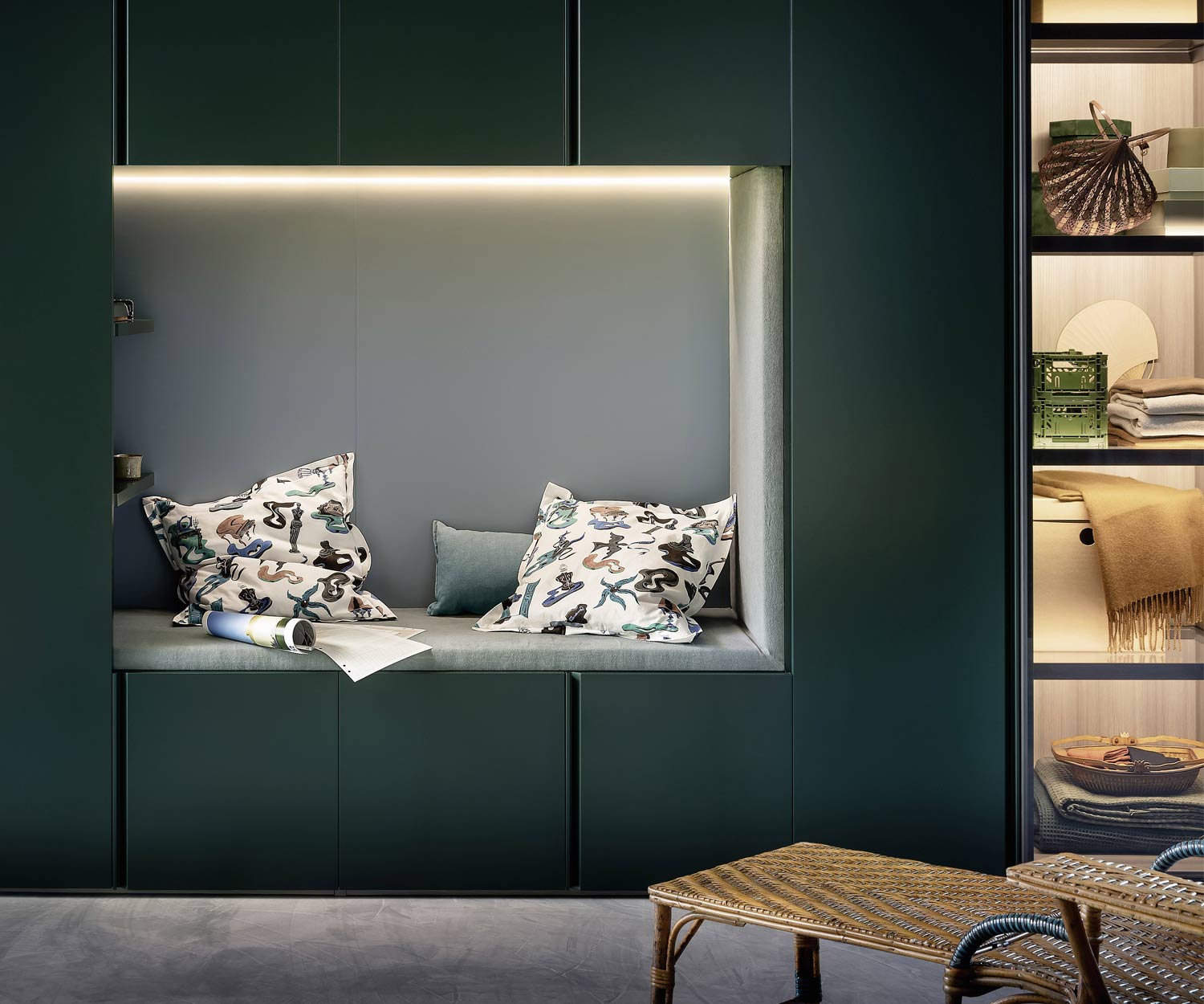 Moderne Novamobili Gola design kledingkast met zitbank Moderne Novamobili Gola design kledingkast met zitbank
