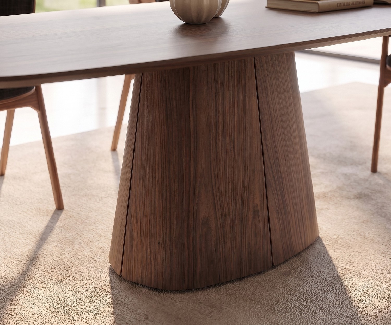 al2 tessera 001 ovale design eettafel van hout in een lichte, moderne eetkamer met uitzicht op de tuin.