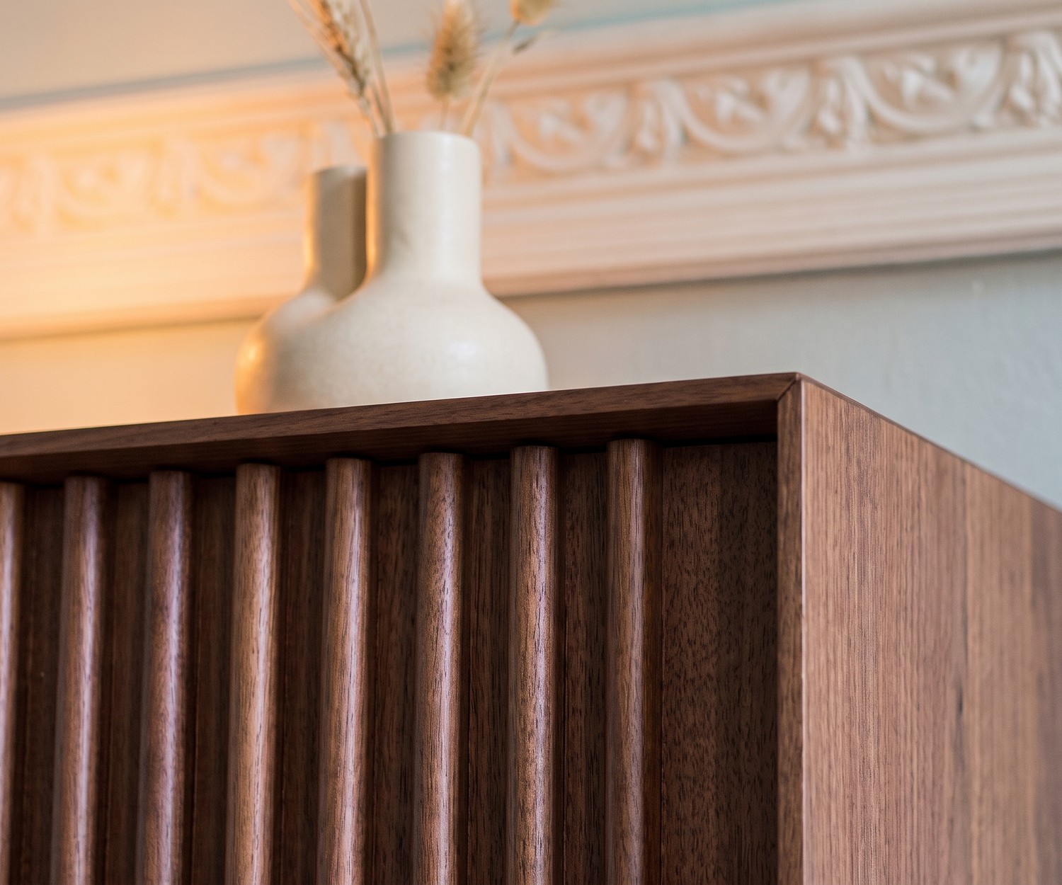 al2 ka-bera 003 A design dressoir van walnoot met houten lamellendeuren, detailopname in de woonkamer.