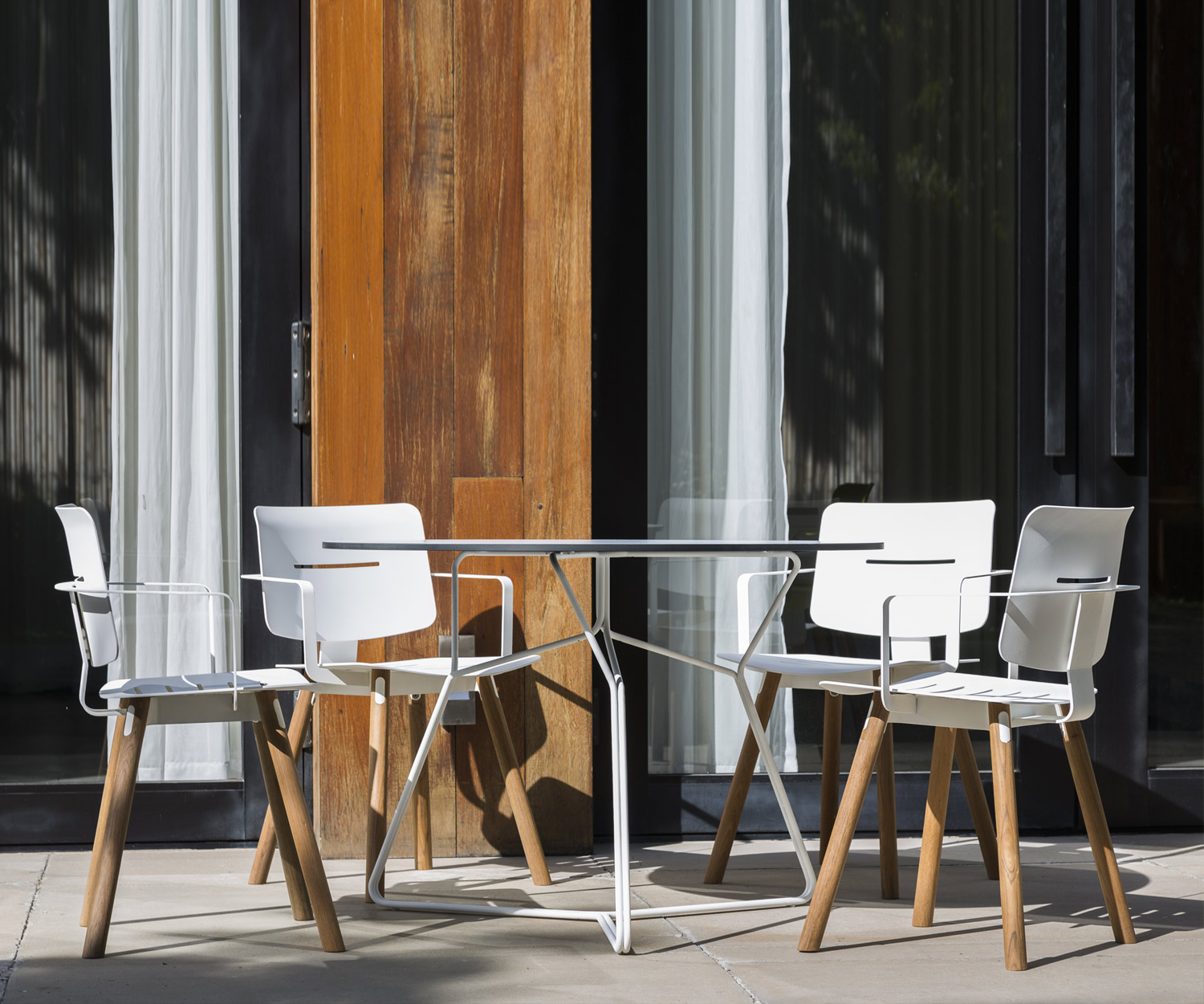 Exclusieve Oasiq Coco aluminium teak design stoel met aluminium zitting Exclusieve Oasiq Coco aluminium teak design stoel met aluminium zitting