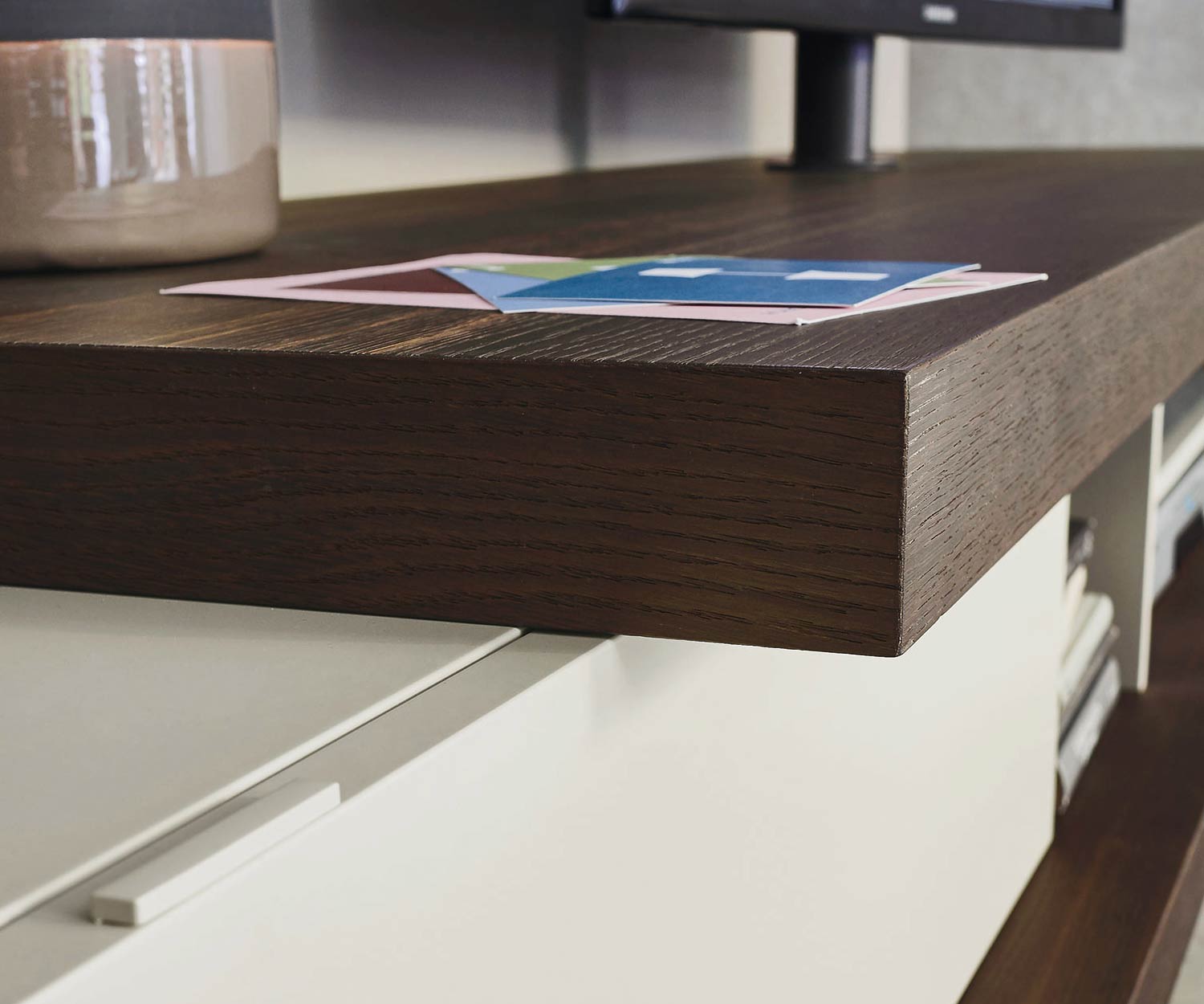 Hoogwaardige Livitalia Design wandmeubel C52 kolommen met TV-bevestiging in detail Hoogwaardige Livitalia Design wandmeubel C52 kolommen met TV-bevestiging in detail