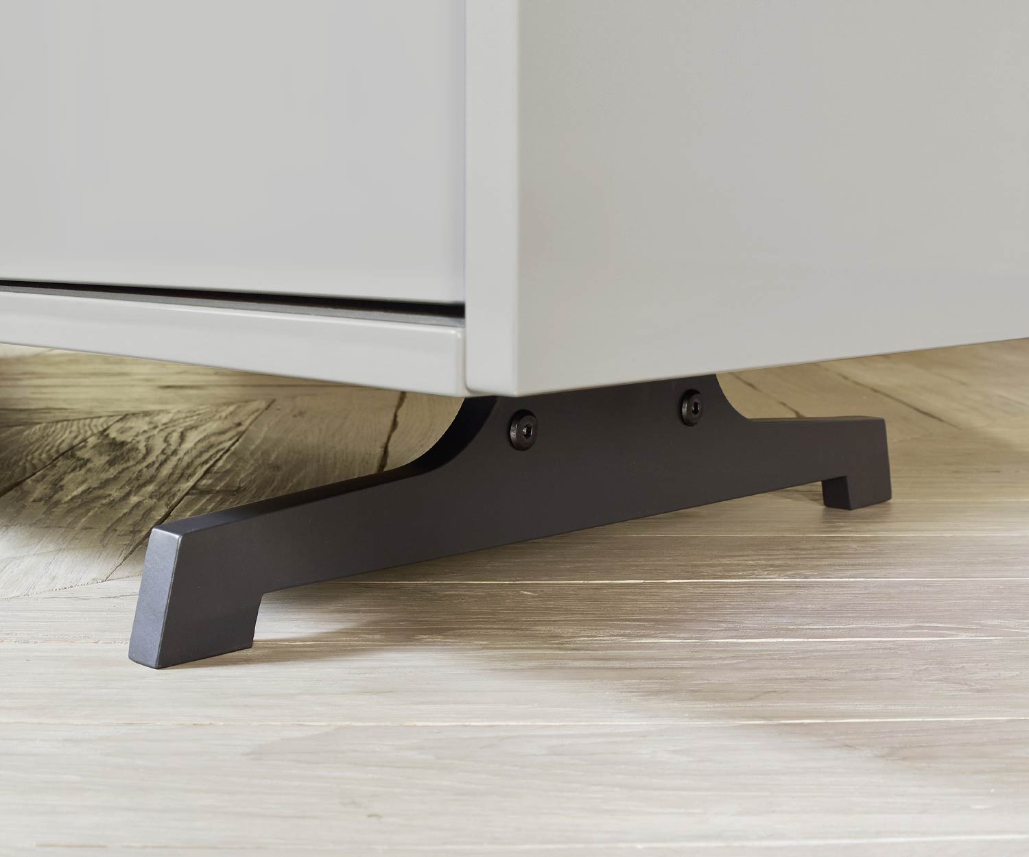 Designladenkast Vela in lichtgrijs mat gelakt in detail Onderstel in antraciet Designladenkast Vela in lichtgrijs mat gelakt in detail Onderstel in antraciet