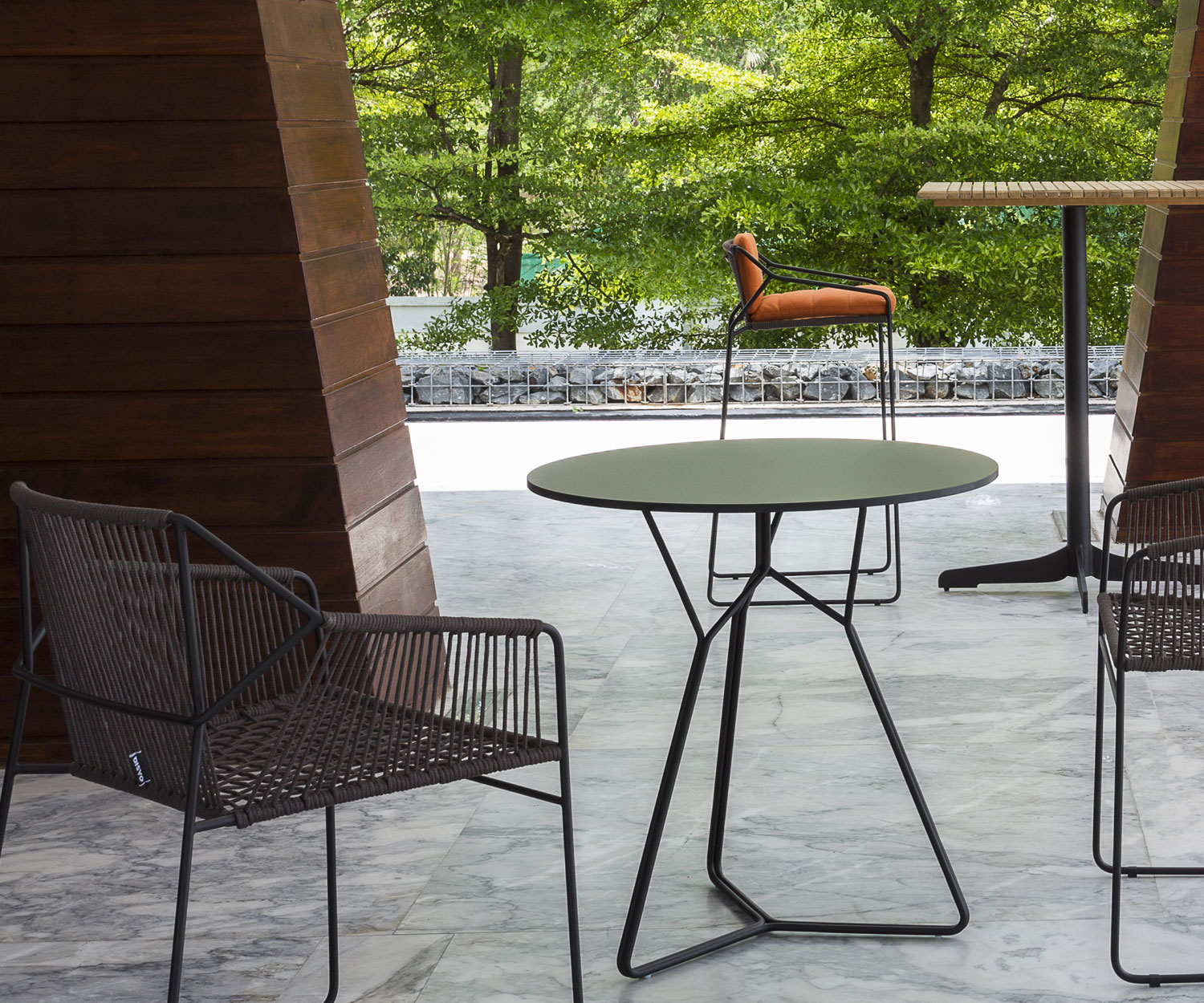 Hoogwaardige Oasiq roestvrijstalen design tuintafels uit de Serac-serie in donkergrijs Hoogwaardige Oasiq roestvrijstalen design tuintafels uit de Serac-serie in donkergrijs