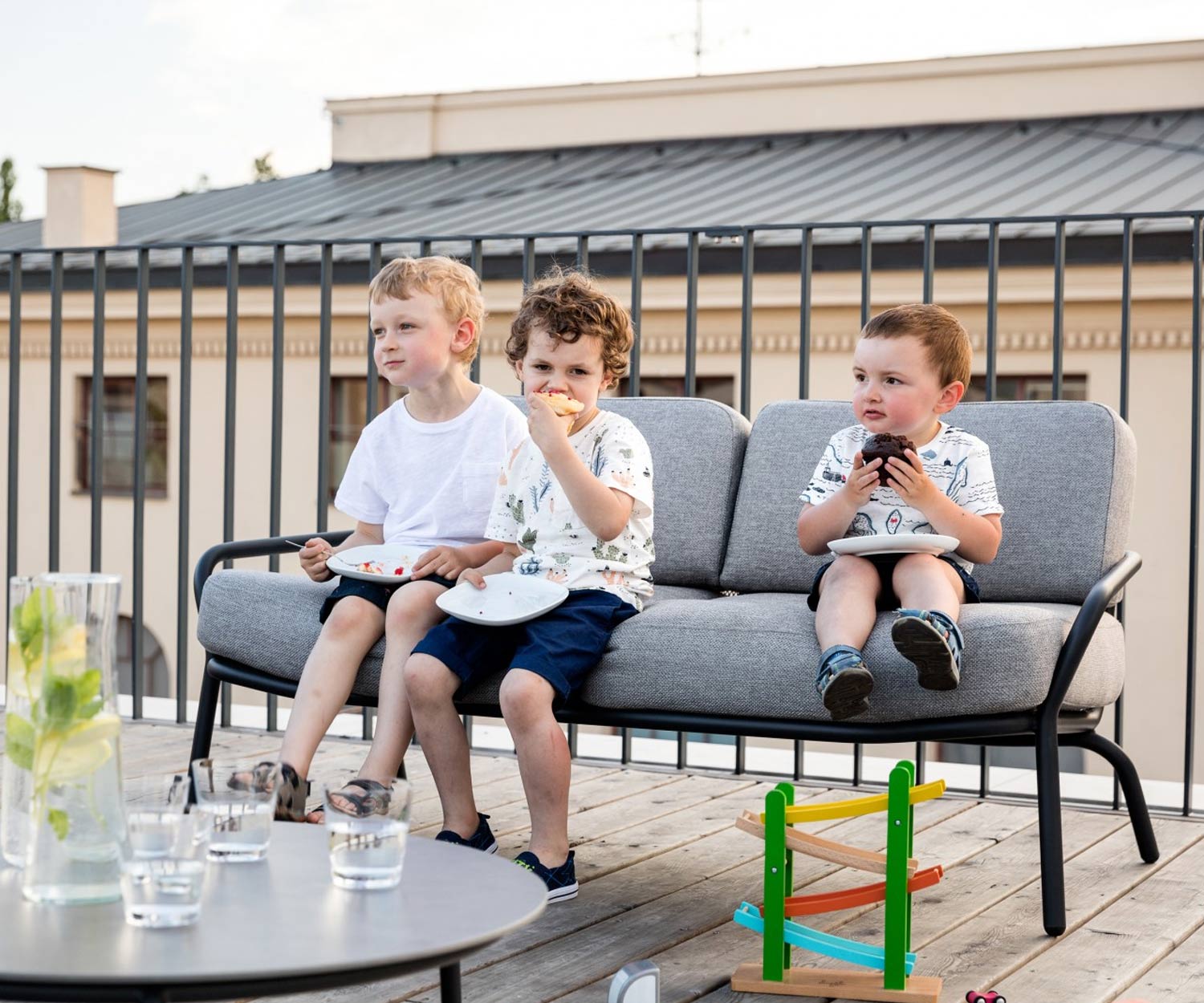 Moderne Todus Starling Design tuinbank 3 zits op dakterras Moderne Todus Starling Design tuinbank 3 zits op dakterras