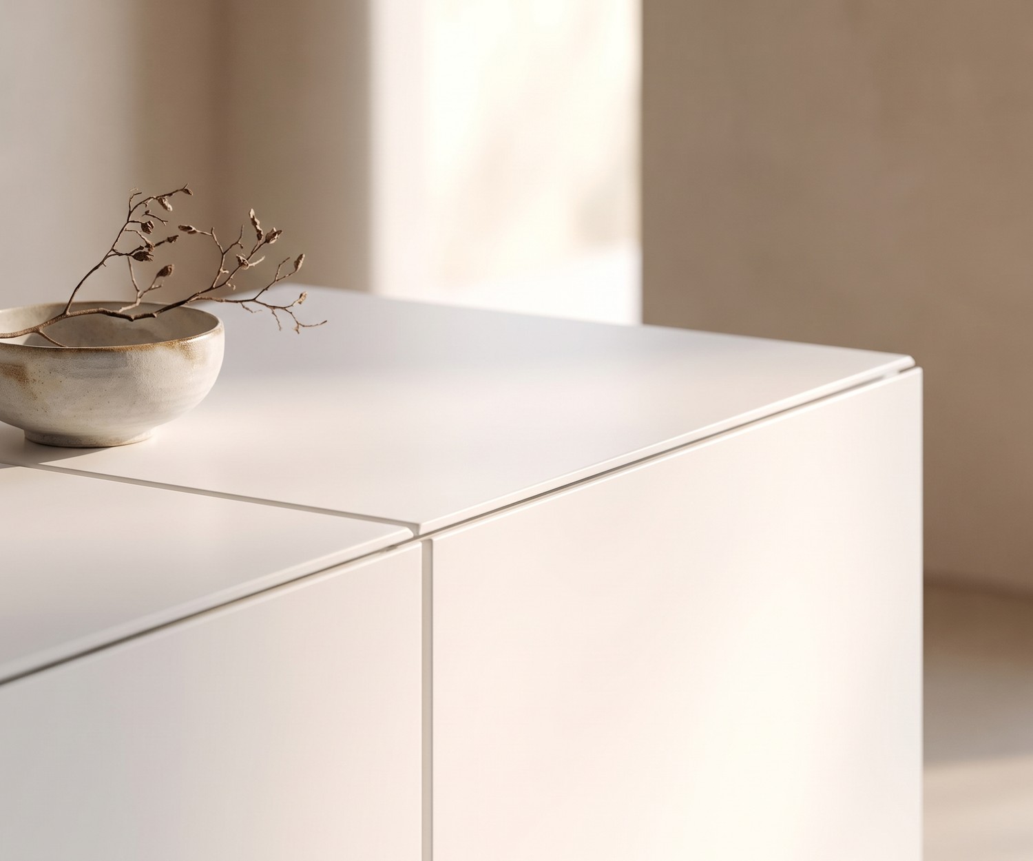 Minimalistisch al2 dressoir MOS-I-KO 003 B in mat wit al2 MOS-I-KO 003 B design dressoir in mat wit voor de woonkamer, detail van het oppervlak met een decoratieve schaal.