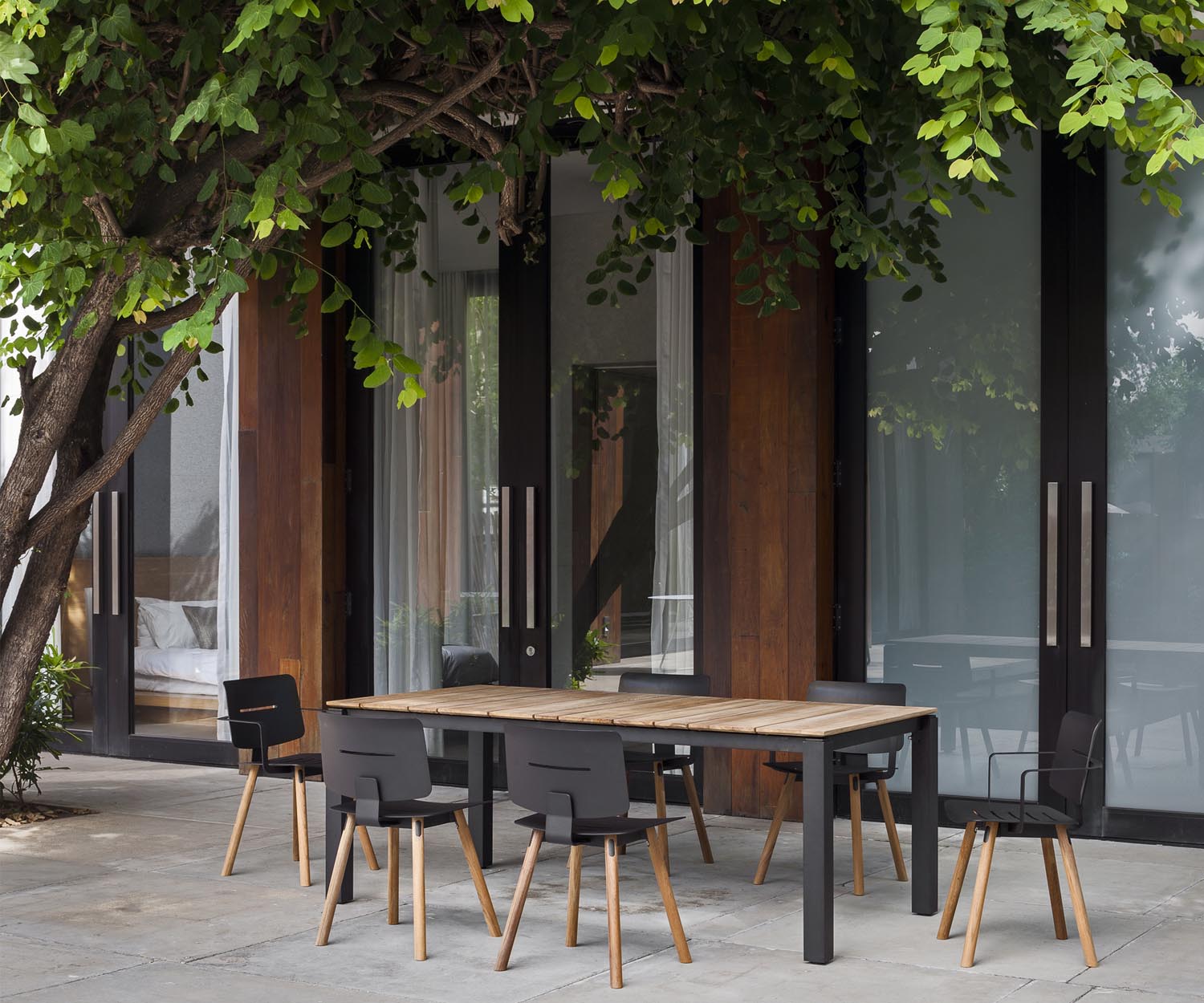 Oasiq Machar design tuintafel met teak blad en Coco design stoelen Oasiq Machar design tuintafel met teak blad en Coco design stoelen