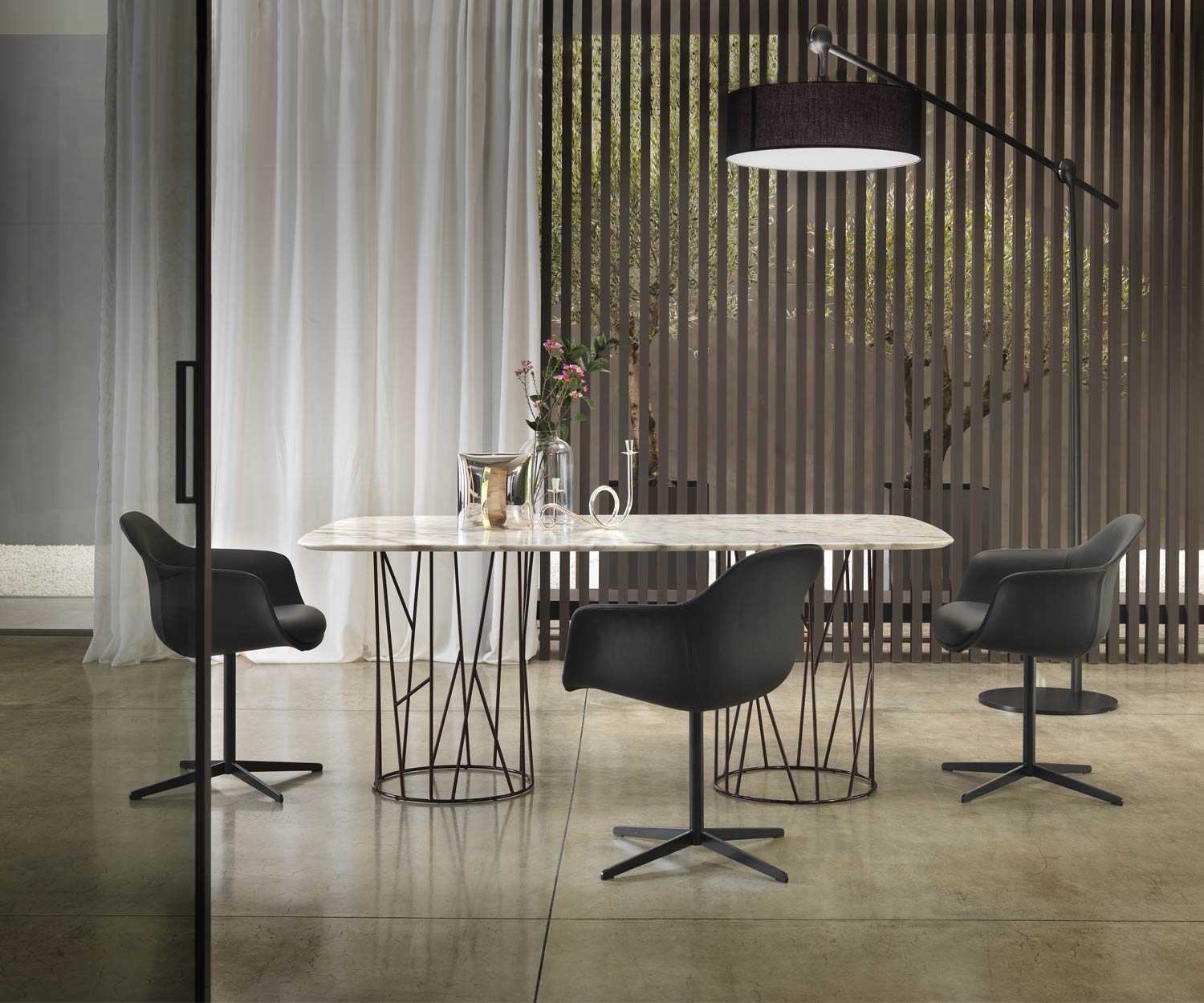Exclusief design luxe marmeren eettafel in de eetkamer met stoelen