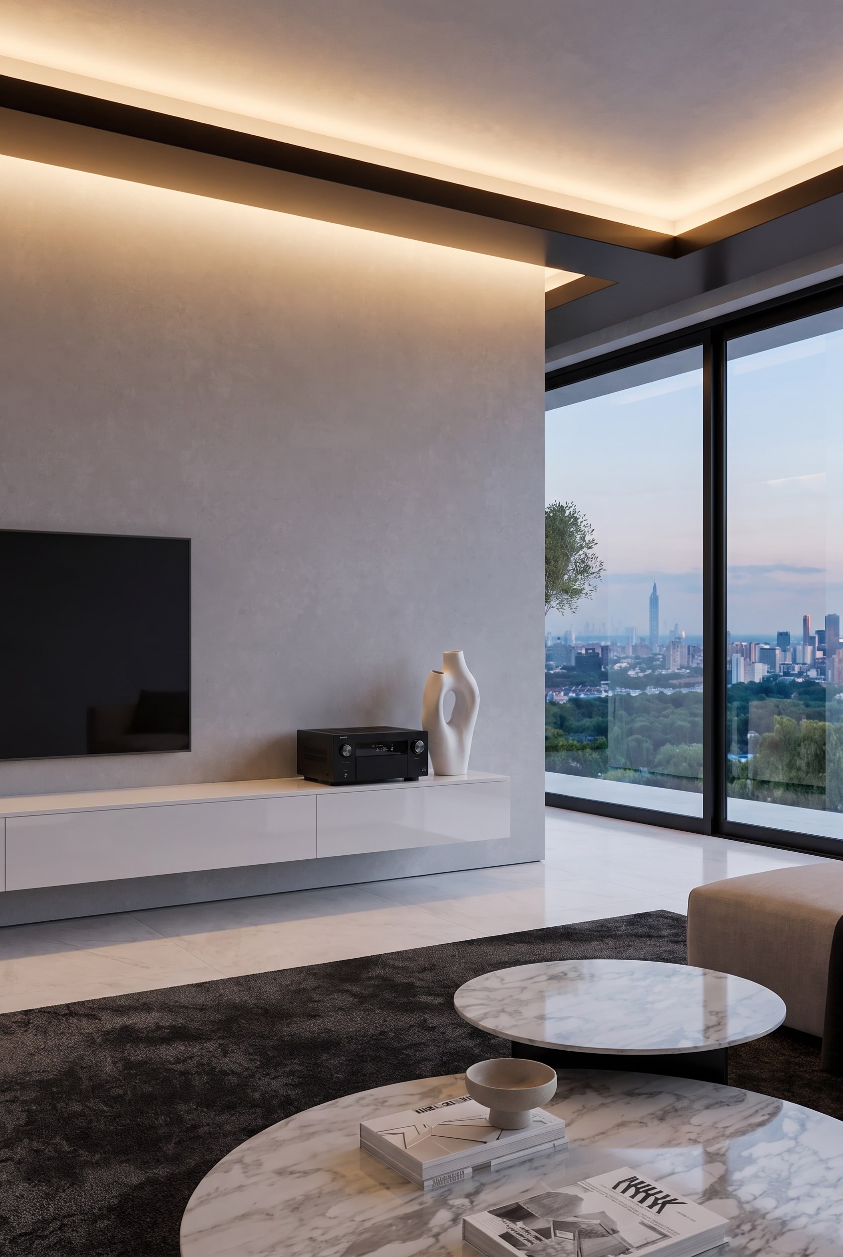 Modernes Wohnzimmer im Clean-Room-Stil mit einem grifflosen wei&szlig;en Lowboard, glatten Fronten und indirekter Beleuchtung