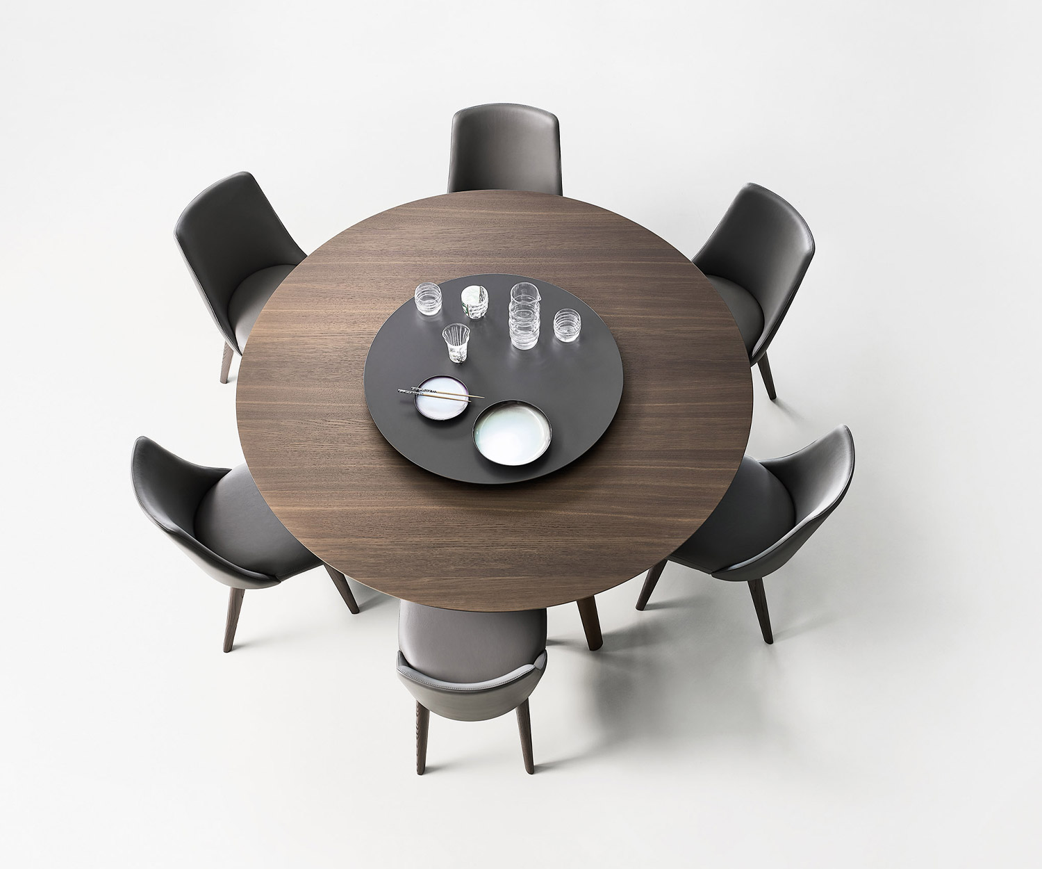 Bovenaanzicht van de Convivio eettafel van Livitalia met bruin gelakt draaibaar blad en koffieservies Bovenaanzicht van de Convivio eettafel van Livitalia met bruin gelakt draaibaar blad en koffieservies