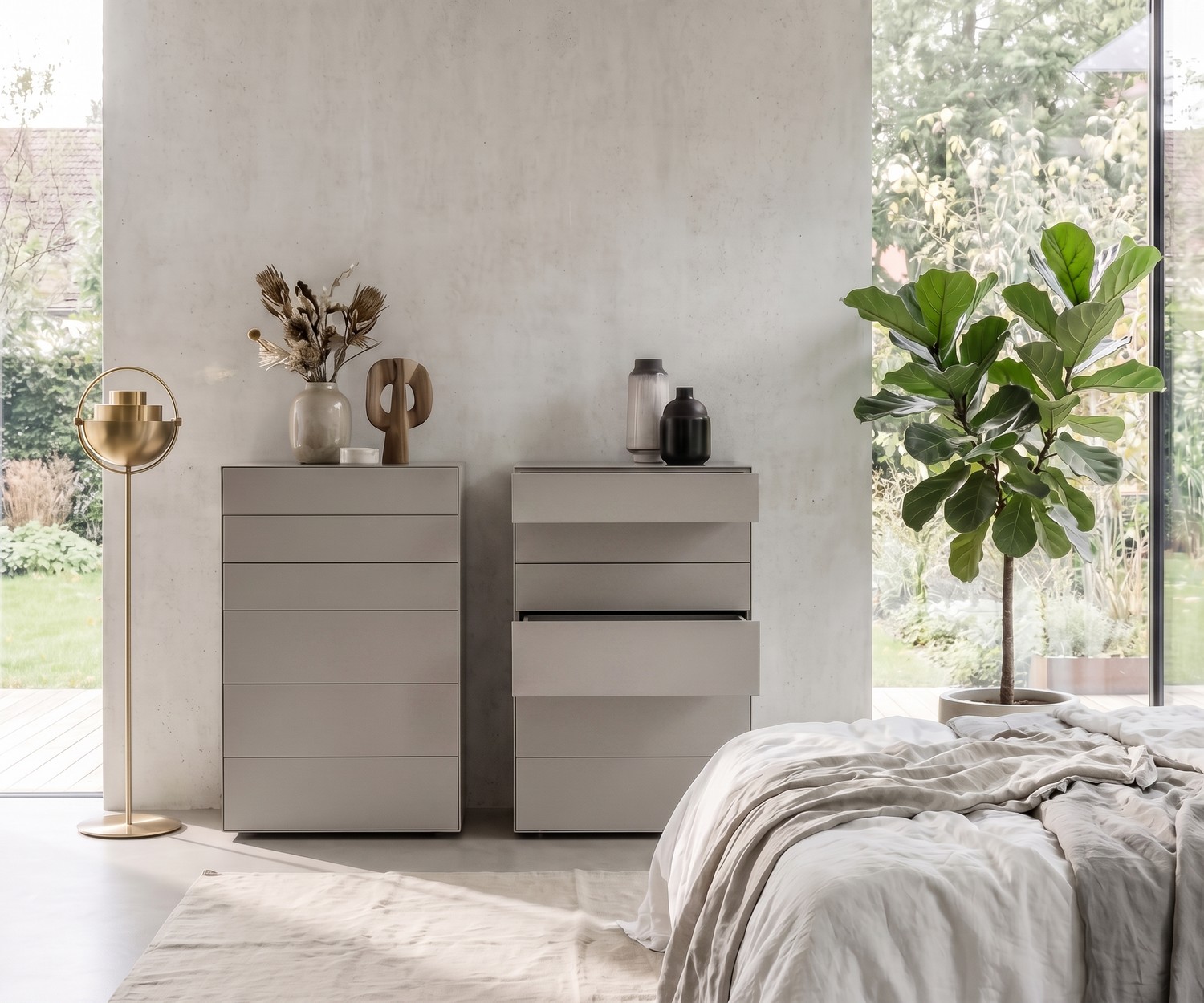 Livitalia Ecletto minimalistische hoge ladenkast Livitalia Ecletto hoge ladenkast in de slaapkamer, lichtgrijze design commode met greeploze laden.