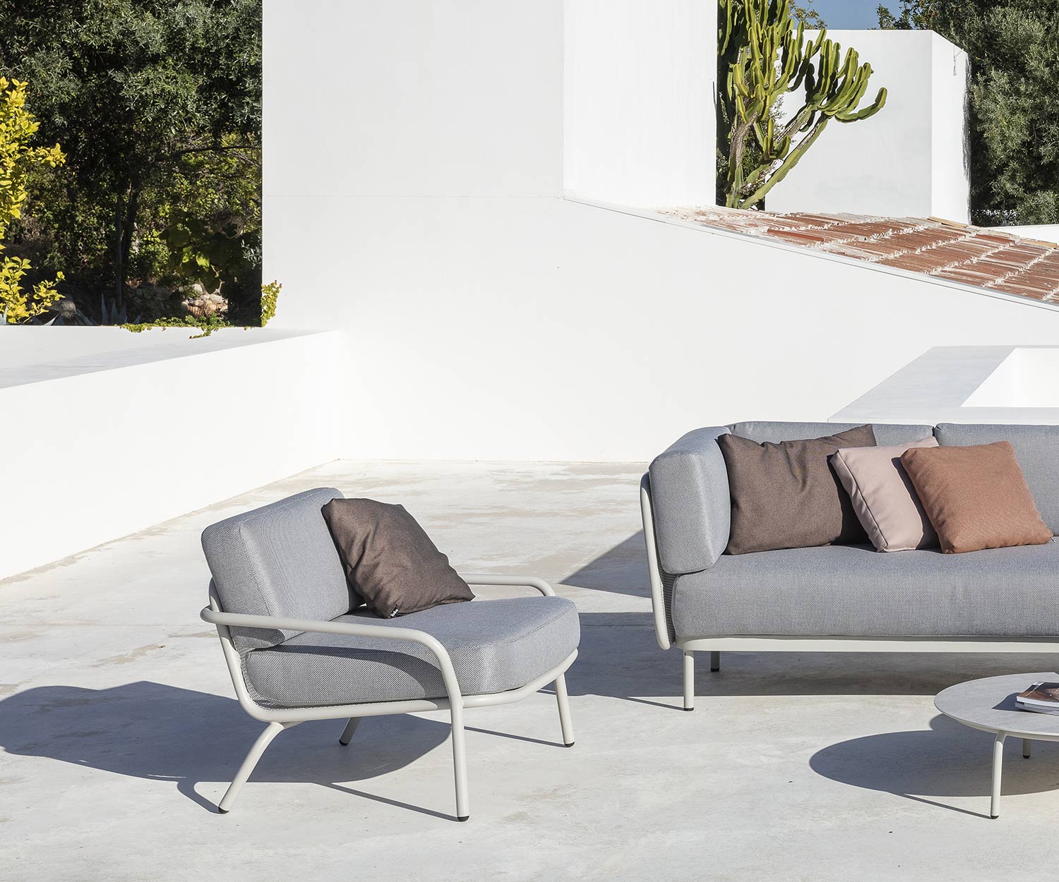 Hoge kwaliteit Todus Starling relaxfauteuil in wit met een Baza tuinbank Hoge kwaliteit Todus Starling relaxfauteuil in wit met een Baza tuinbank