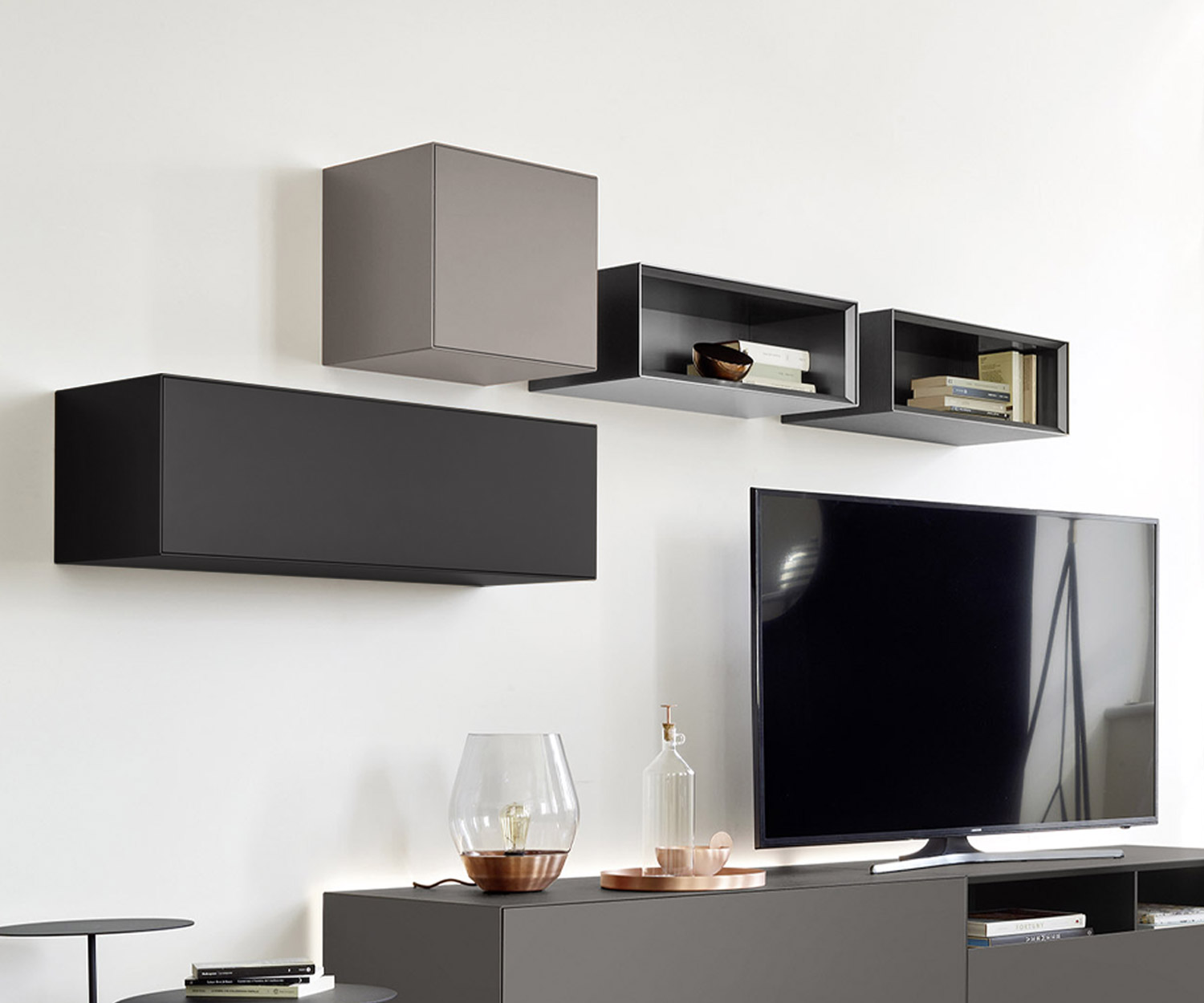 Hoogwaardige Livitalia Wandmeubel Minimaal gesloten en open over woonkamer design lowboard Hoogwaardige Livitalia Wandmeubel Minimaal gesloten en open over woonkamer design lowboard