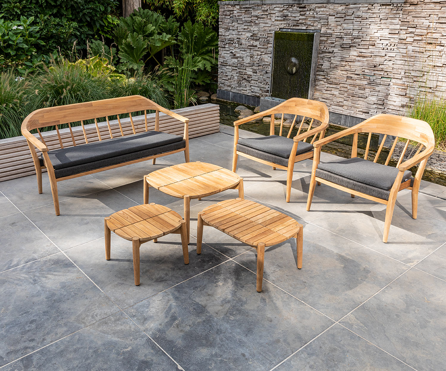 Weerbestendige Oasiq Design 2 zits tuinbank Kopenhagen op terras met bijzettafel Weerbestendige Oasiq Design 2 zits tuinbank Kopenhagen op terras met bijzettafel