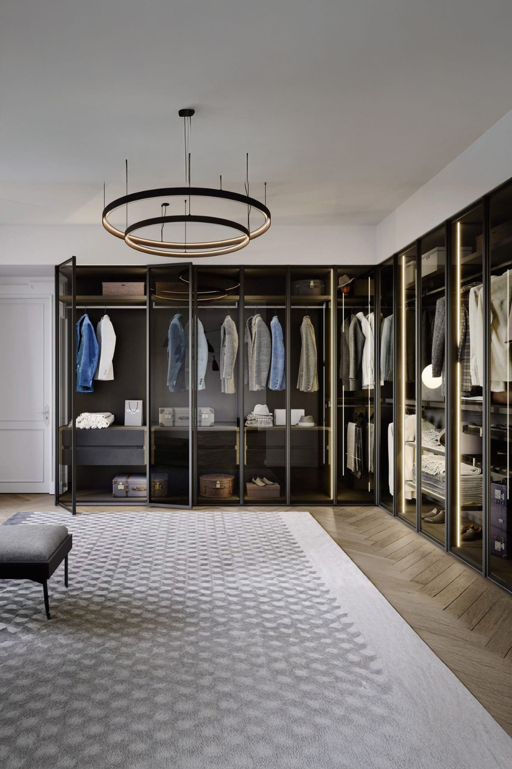 ruime-hoekkast-met-transparant-design-in-een-grote-kleedruimte
