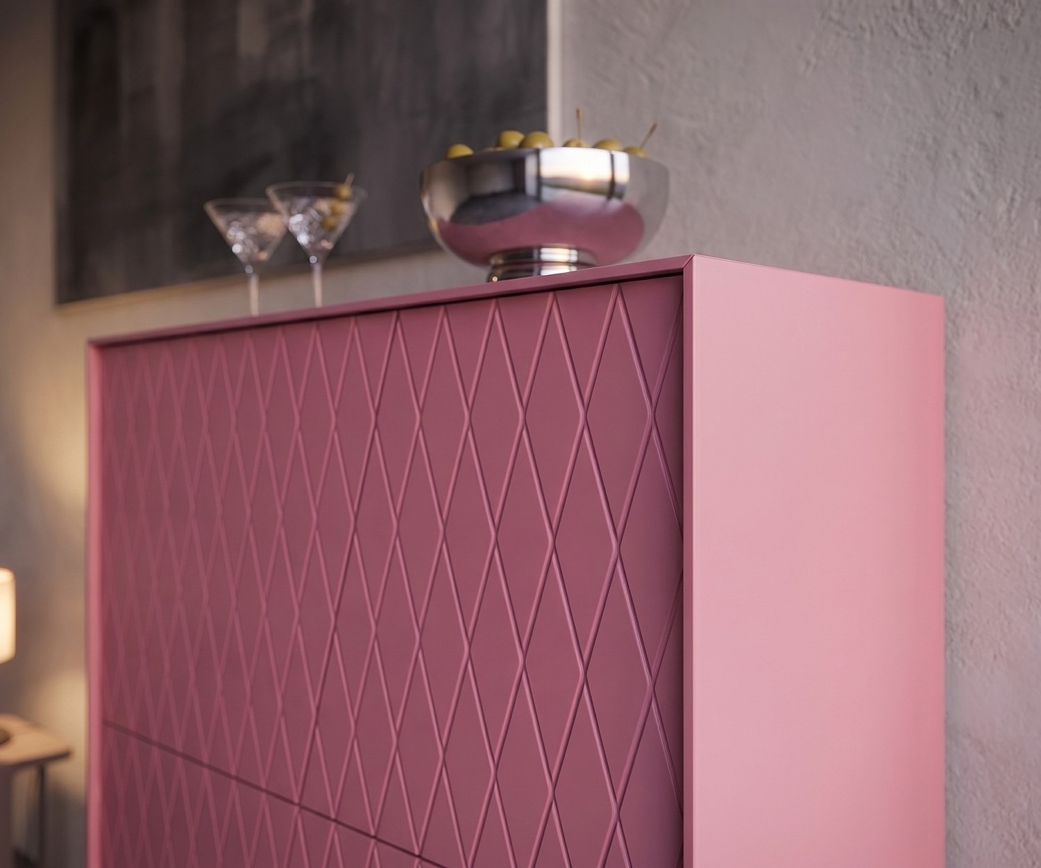 Roze design highboard met ruitpatroon e-klipse 009 Highboard voor de woonkamer al2 e-klipse 009 in roze met een elegant ruitpatroon op het front en stijlvolle decoratie.