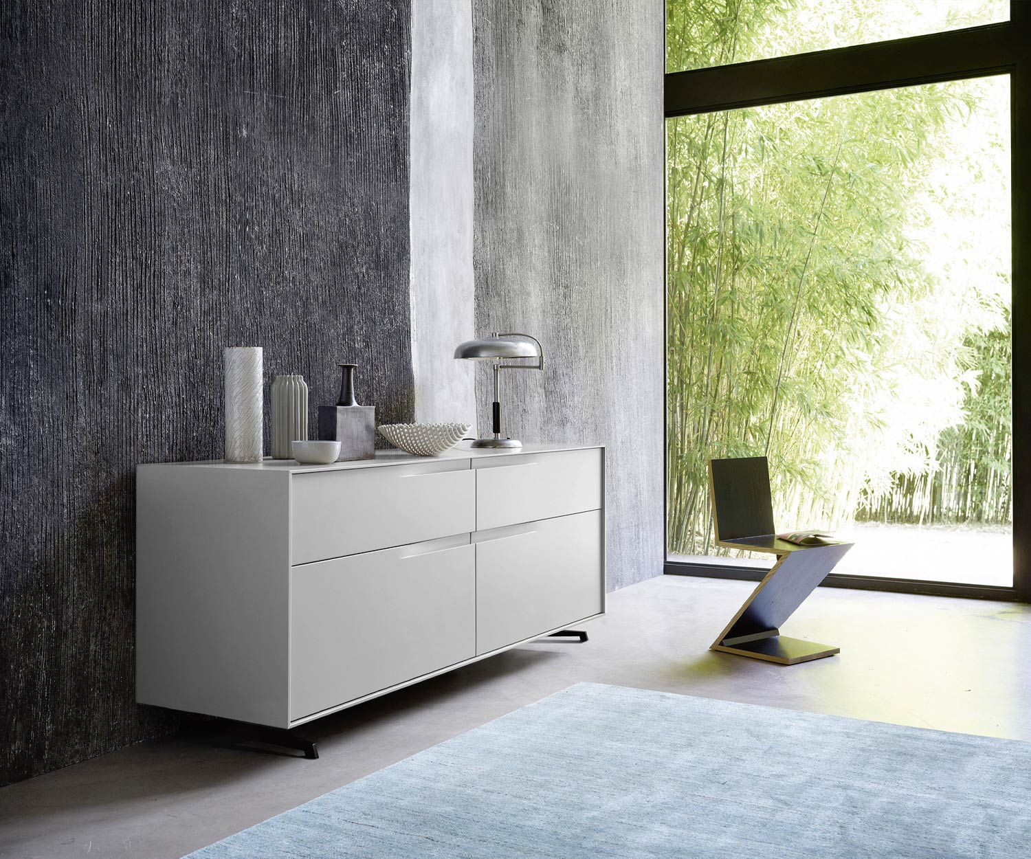 Design ladekast Vela mat gelakt grijs in slaapkamer voor vensterfront Design ladekast Vela mat gelakt grijs in slaapkamer voor vensterfront