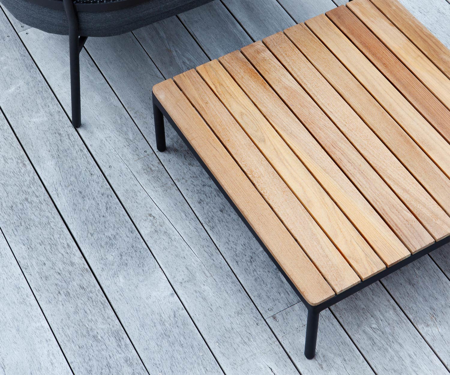 Detail van het teakhouten tafelblad Oasiq Riad salontafel Detail van het teakhouten tafelblad Oasiq Riad salontafel