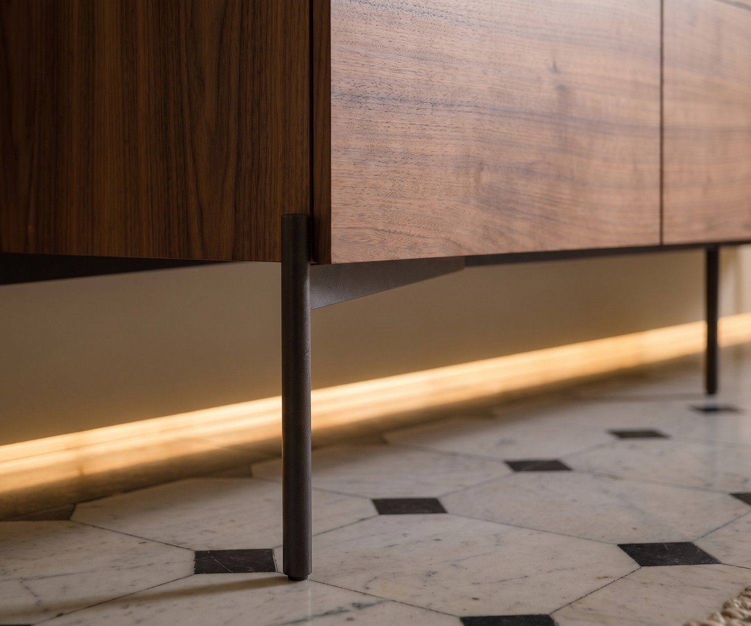 al2 o-rizon 003 design dressoir met houten front al2 o-rizon 003 dressoir voor opbergen in de woonkamer. Detail van het houten front en de slanke metalen poten.