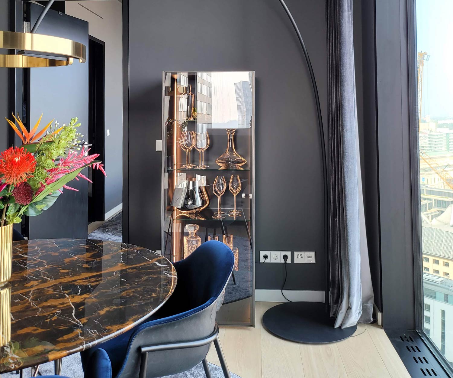 Moderne glazen kast met licht Moderne glazen kast met licht
