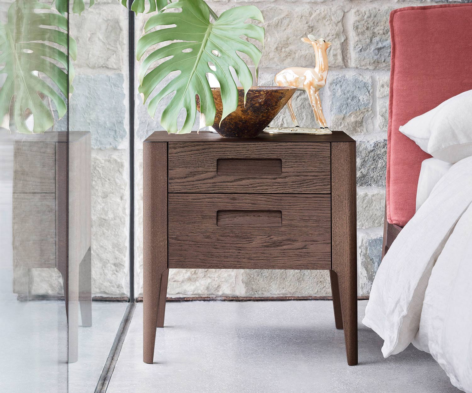 Hoogwaardig design nachtkastje Giotto van Novamobili met 2 laden in eiken Miele Hoogwaardig design nachtkastje Giotto van Novamobili met 2 laden in eiken Miele