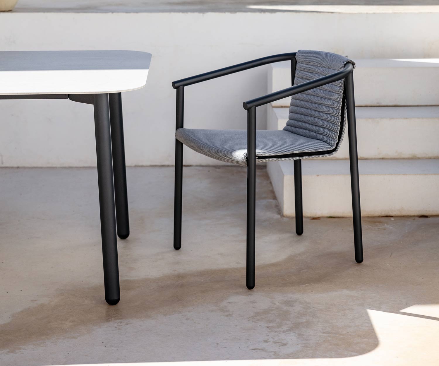 Moderne Todus Duct Round Design fauteuil van gepoedercoat roestvrij staal Moderne Todus Duct Round Design fauteuil van gepoedercoat roestvrij staal