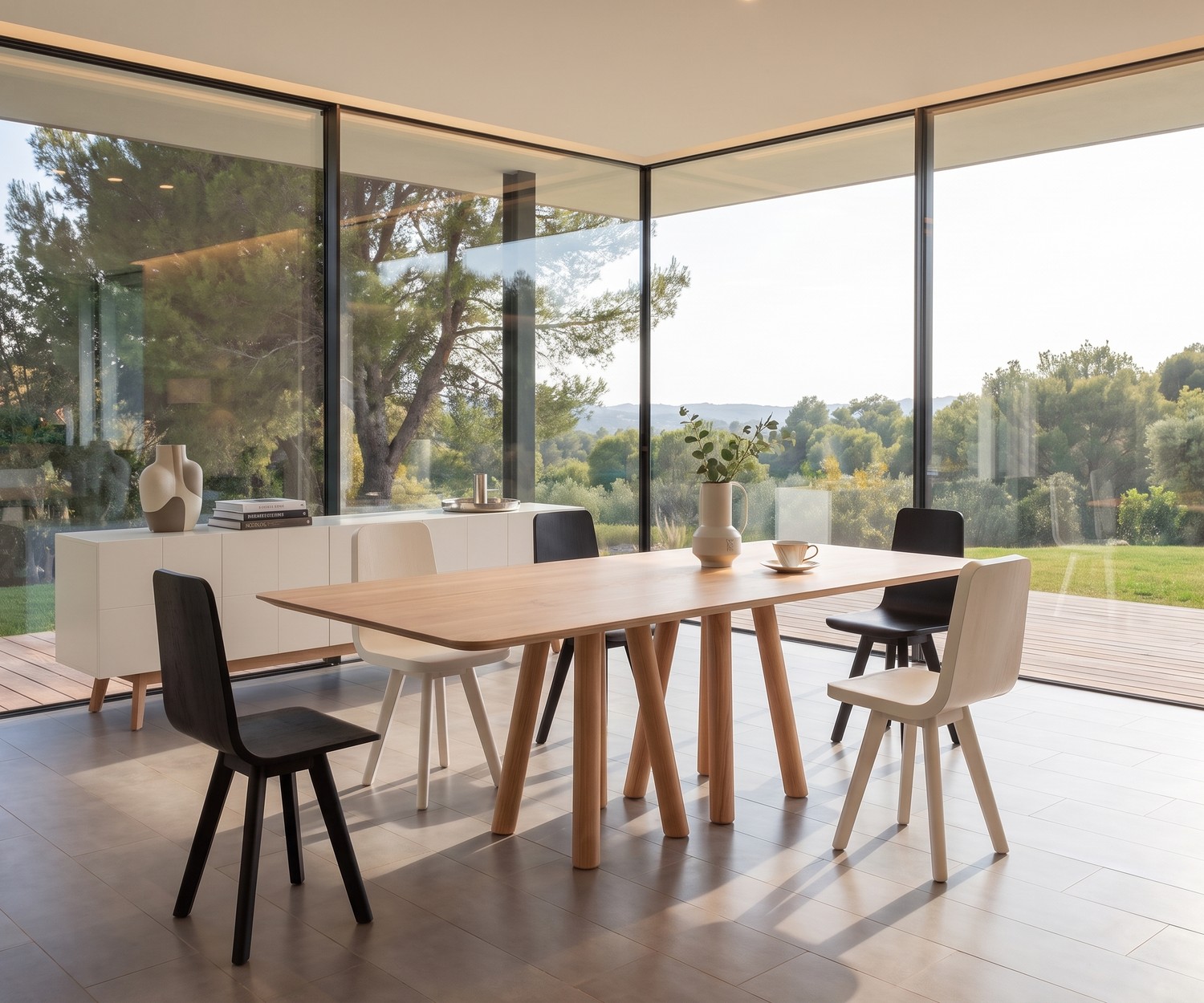 Design eettafel al2 mos-i-ko in een moderne eetkamer met houten poten, minimalistische stoelen en grote raampartij.
